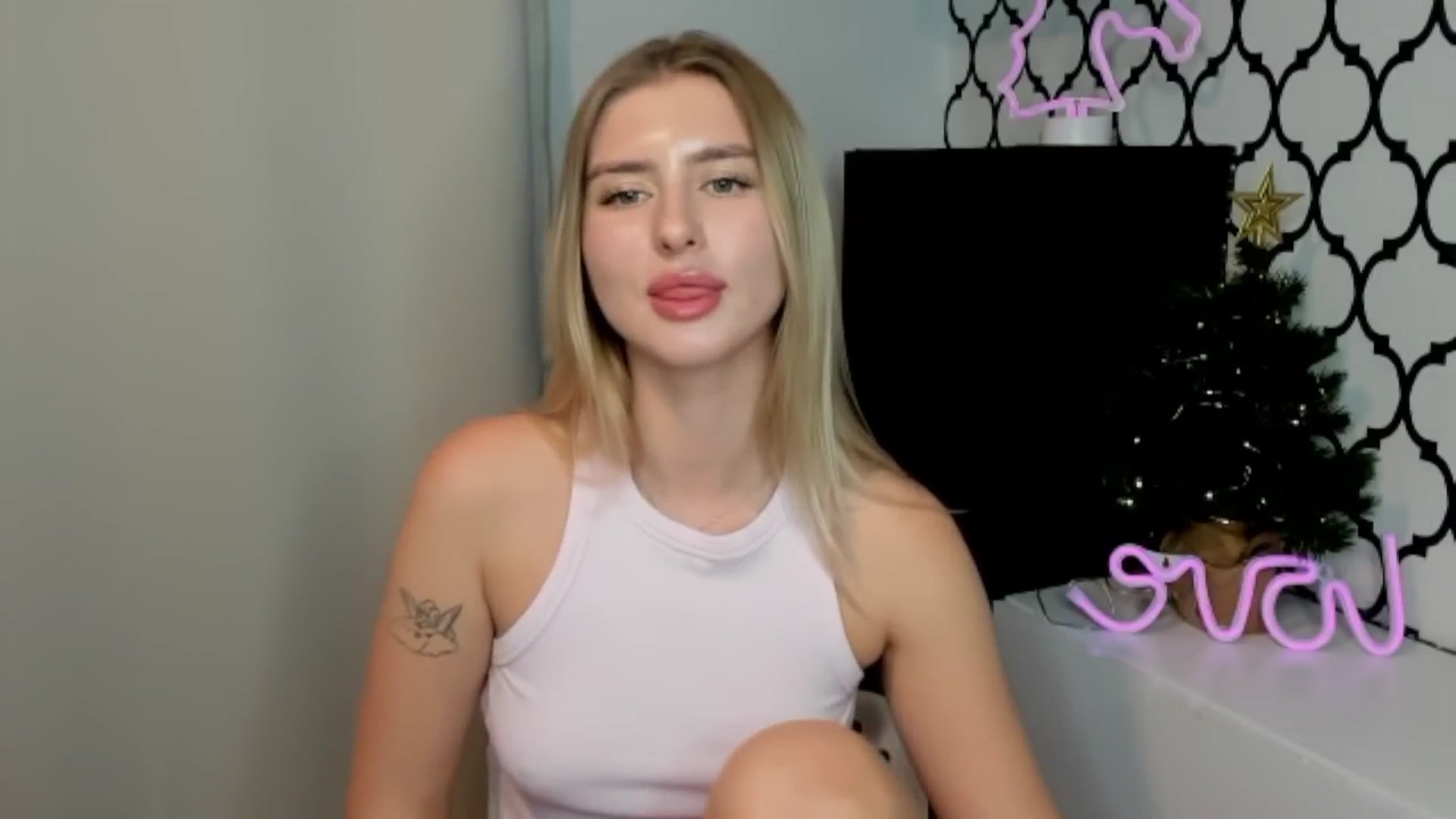 Gallery image thumbnail from Sofillee_m's myfreecams stream on, 12/25/2024, 22:38 image 5 of 20