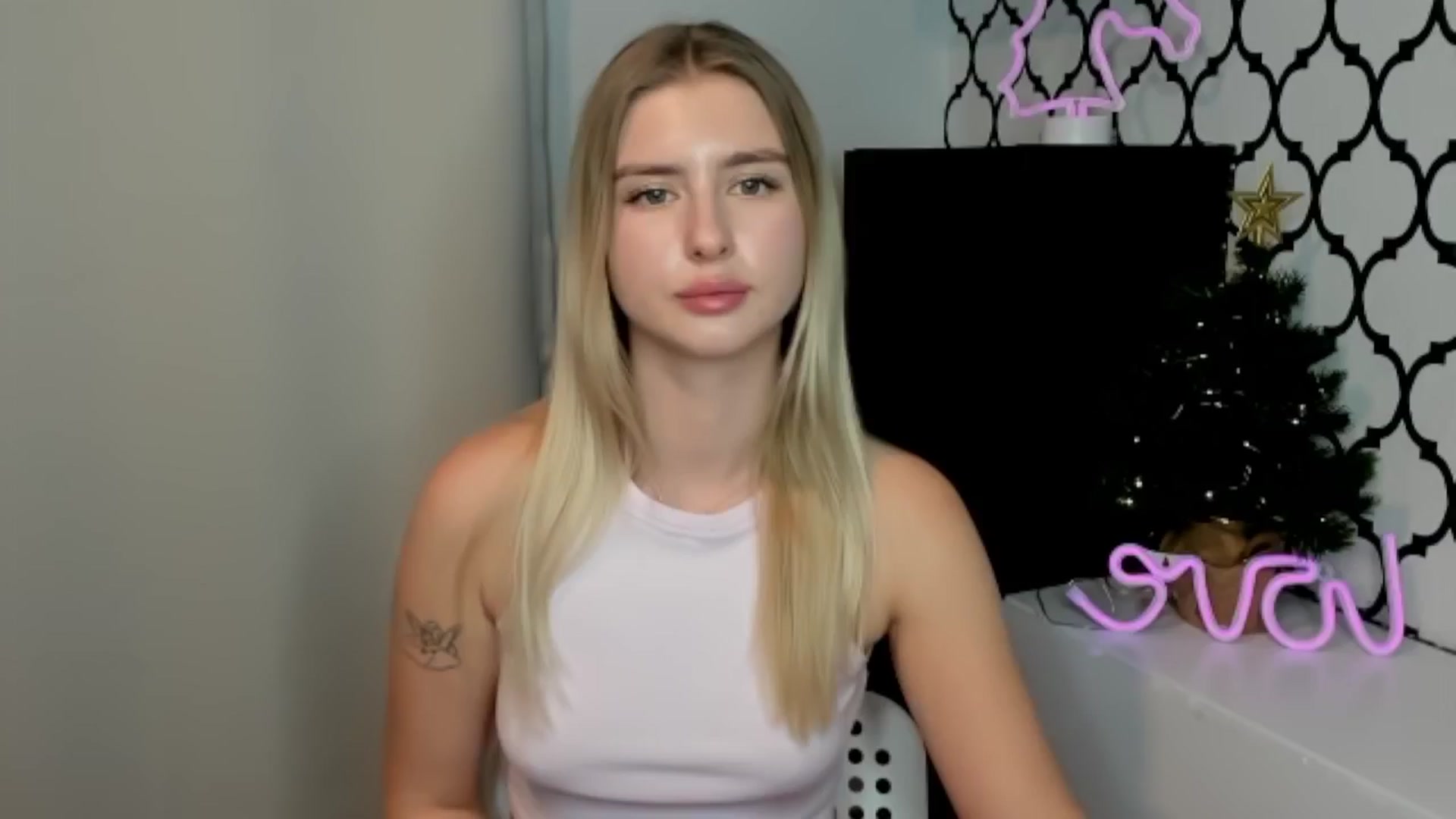 Gallery image thumbnail from Sofillee_m's myfreecams stream on, 12/25/2024, 22:38 image 2 of 20