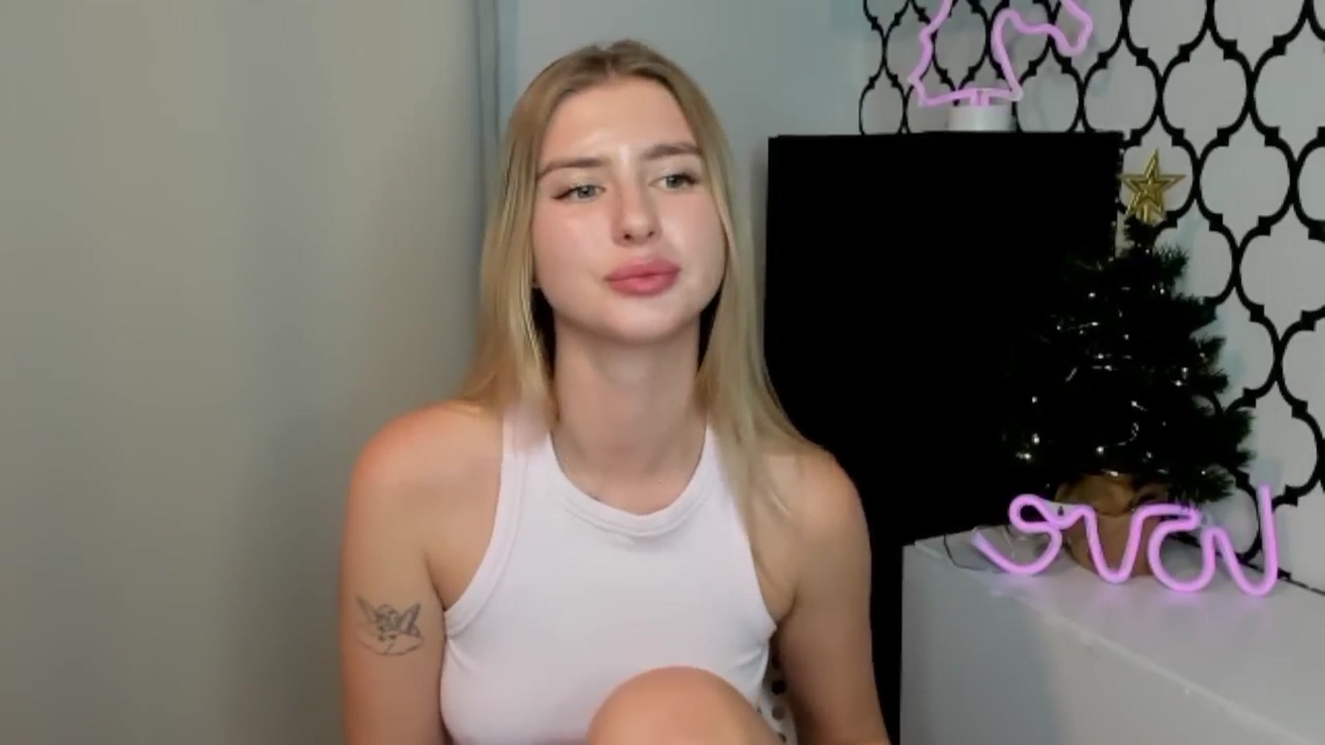 Gallery image thumbnail from Sofillee_m's myfreecams stream on, 12/25/2024, 22:38 image 4 of 20