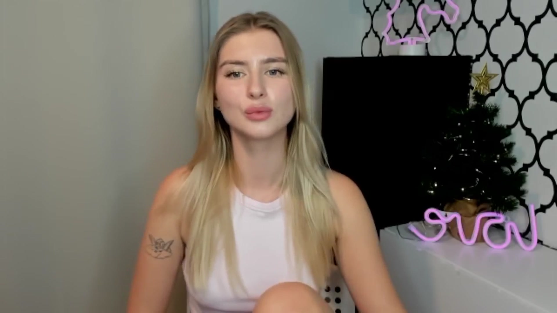 Gallery image thumbnail from Sofillee_m's myfreecams stream on, 12/25/2024, 22:38 image 6 of 20
