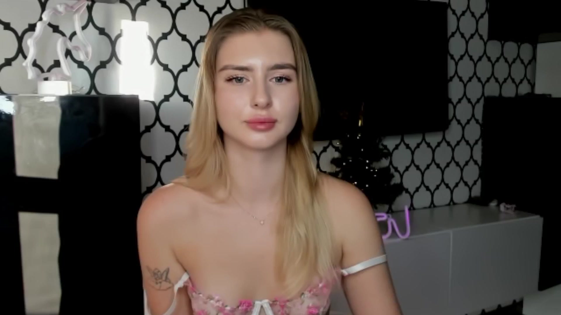 Gallery image thumbnail from Sofillee_m's myfreecams stream on, 12/31/2024, 14:09 image 14 of 20