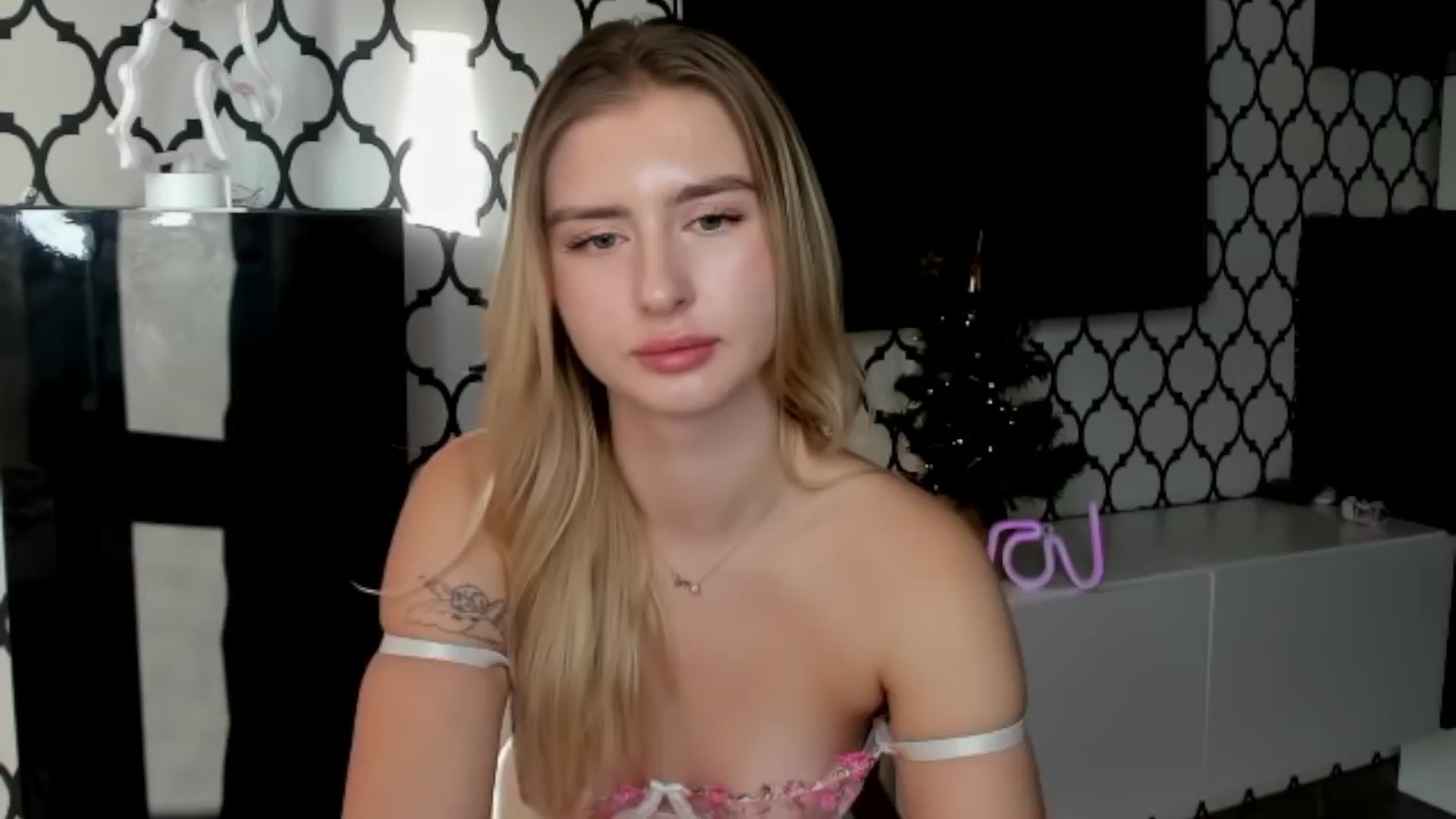 Gallery image thumbnail from Sofillee_m's myfreecams stream on, 12/31/2024, 14:09 image 7 of 20