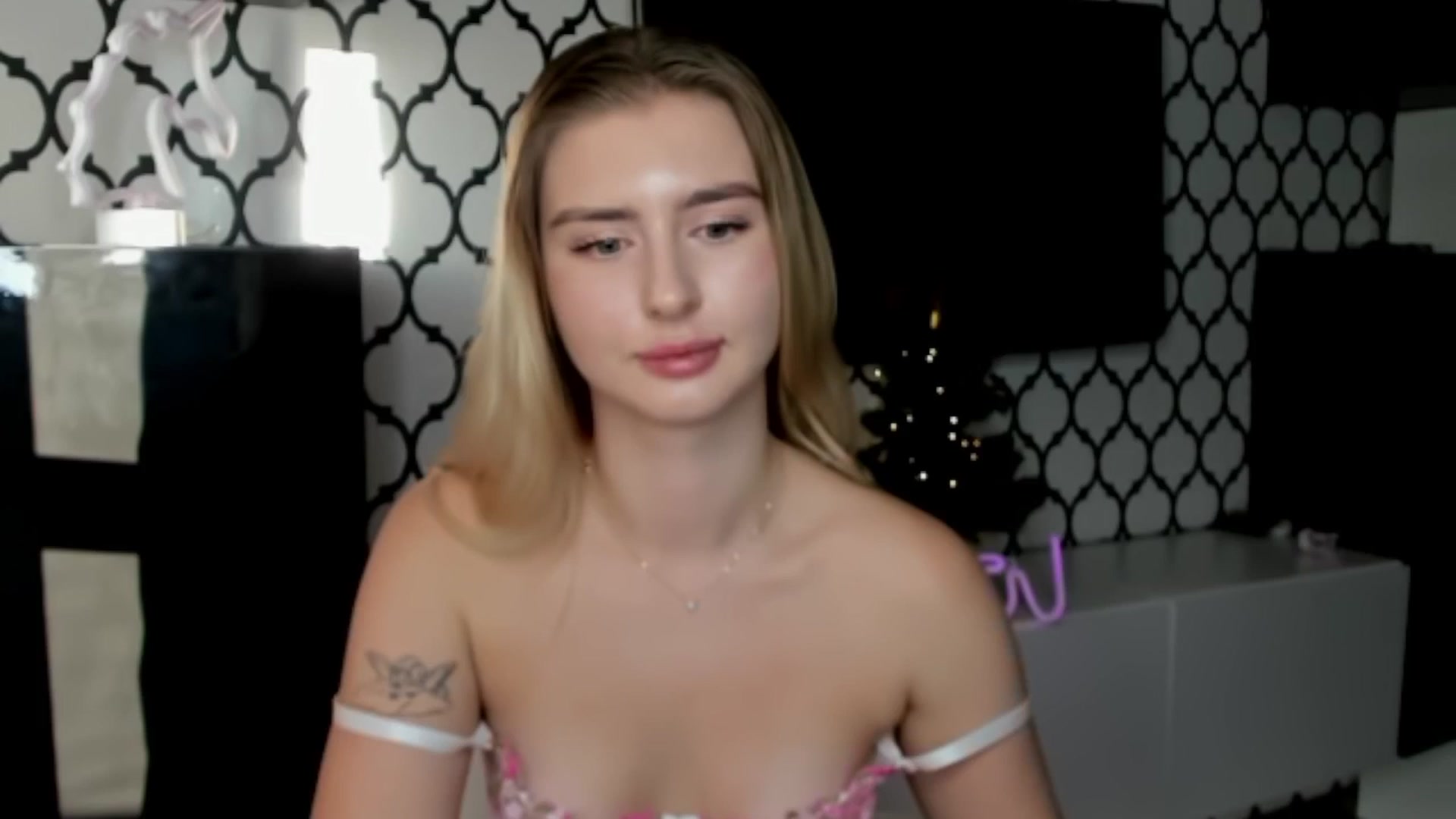 Gallery image thumbnail from Sofillee_m's myfreecams stream on, 12/31/2024, 14:09 image 15 of 20