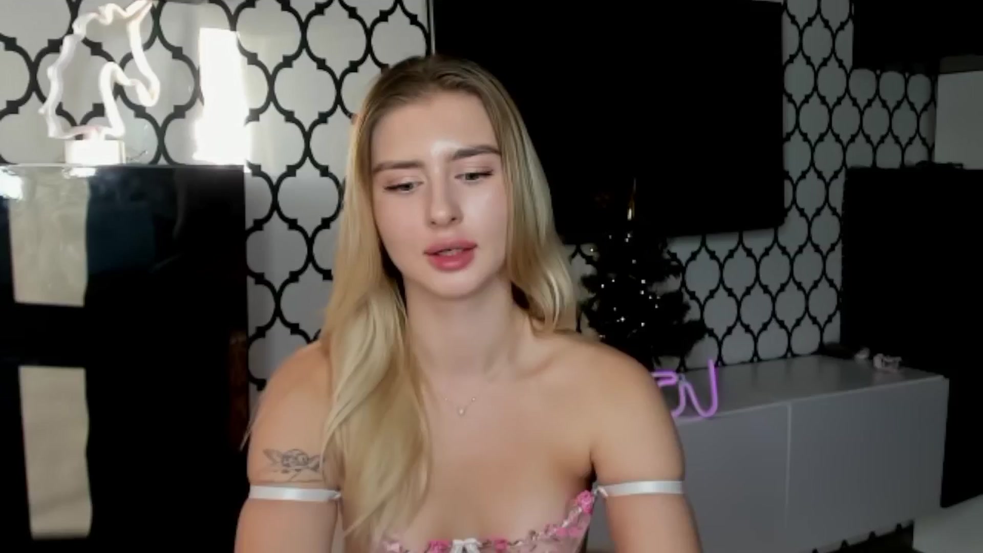 Gallery image thumbnail from Sofillee_m's myfreecams stream on, 12/31/2024, 14:09 image 18 of 20