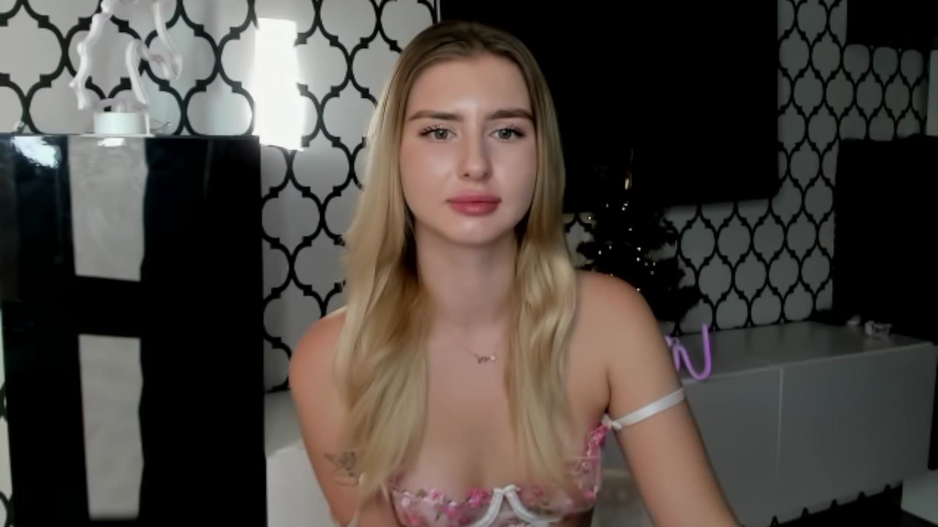 Gallery image thumbnail from Sofillee_m's myfreecams stream on, 12/31/2024, 14:09 image 9 of 20