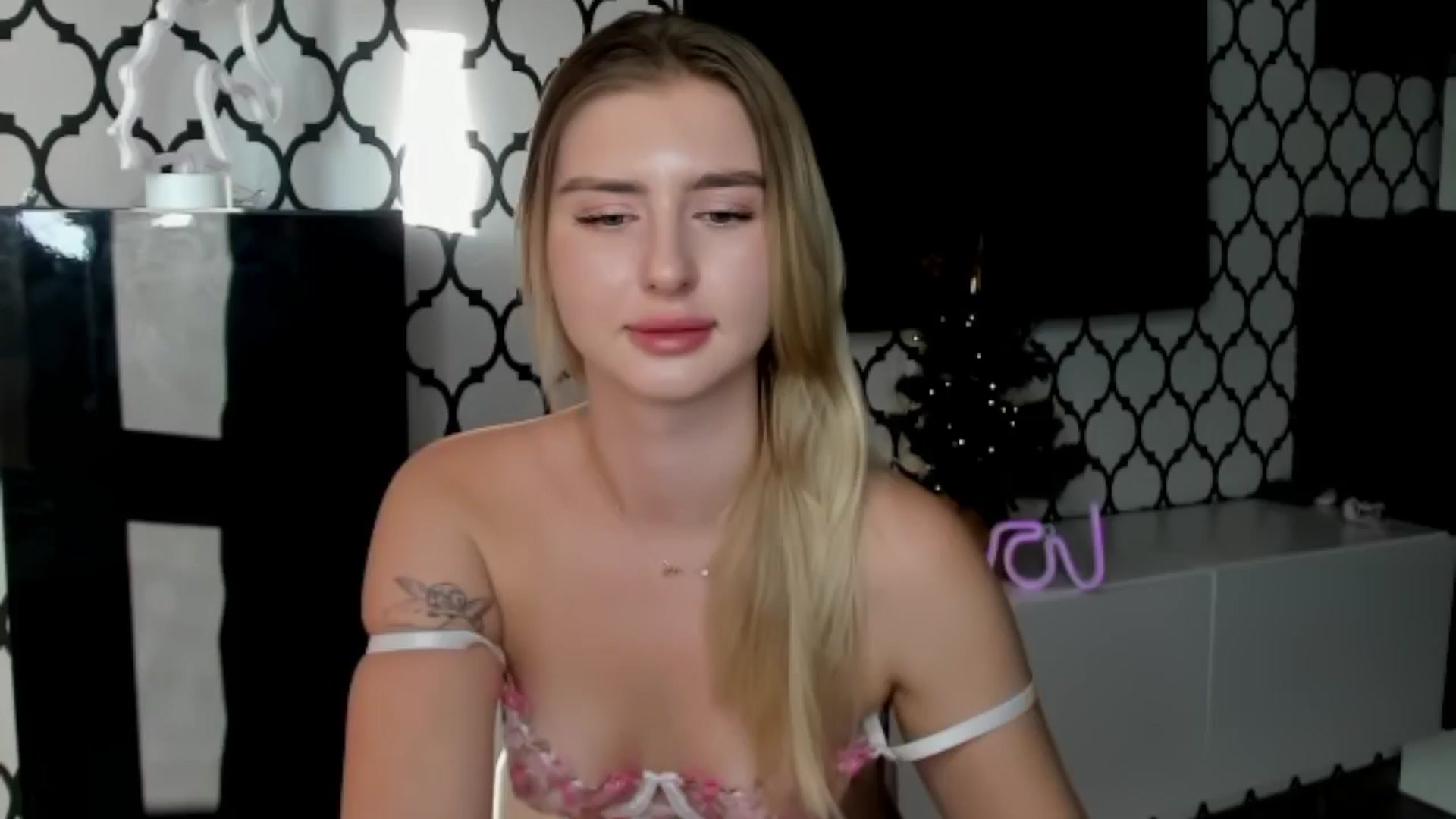 Gallery image thumbnail from Sofillee_m's myfreecams stream on, 12/31/2024, 14:09 image 8 of 20