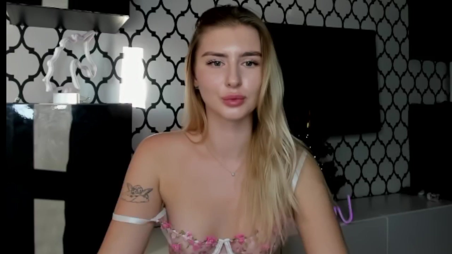 Gallery image thumbnail from Sofillee_m's myfreecams stream on, 12/31/2024, 14:09 image 13 of 20