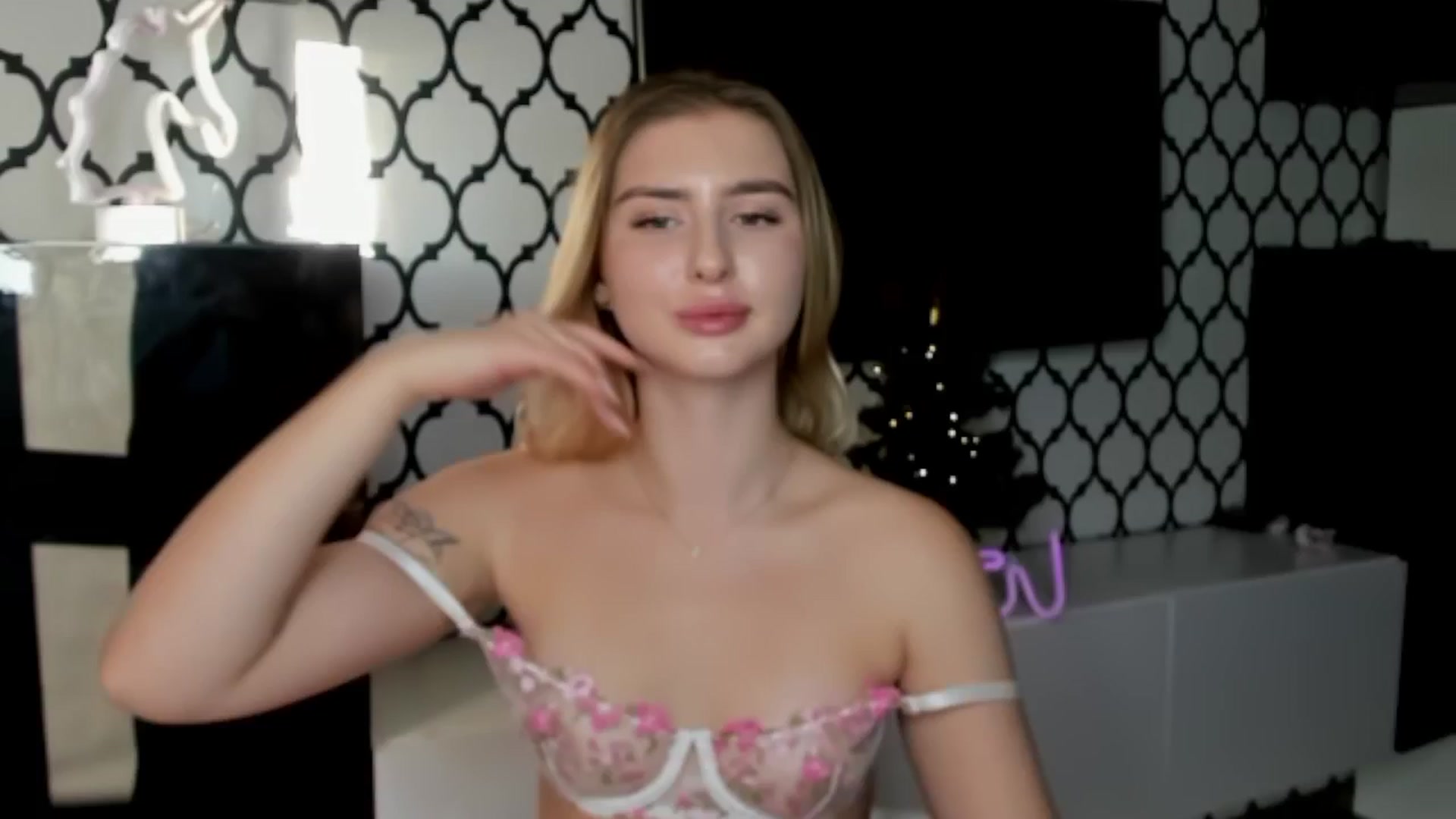 Gallery image thumbnail from Sofillee_m's myfreecams stream on, 12/31/2024, 14:09 image 17 of 20