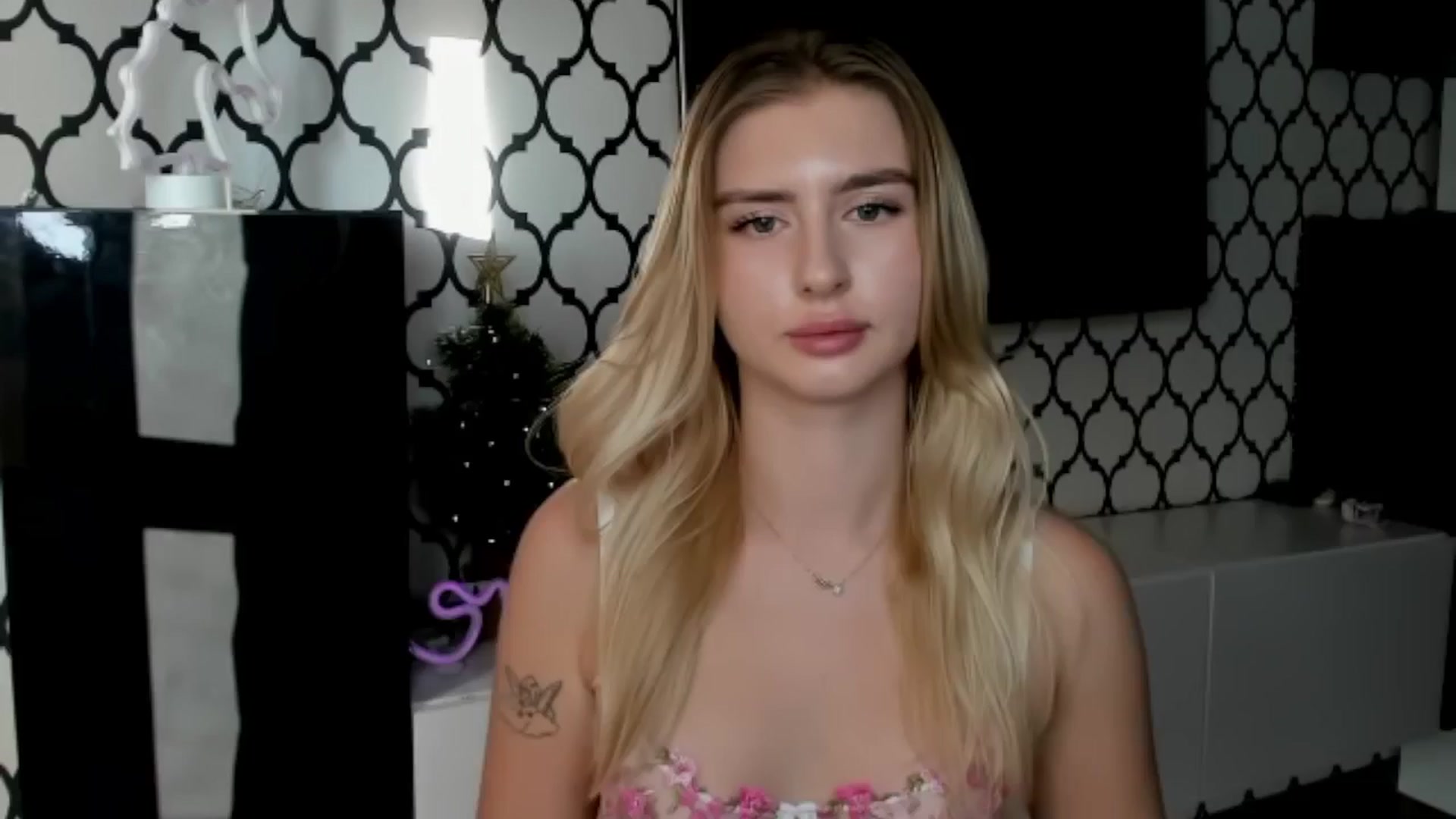 Gallery image thumbnail from Sofillee_m's myfreecams stream on, 12/31/2024, 14:09 image 5 of 20