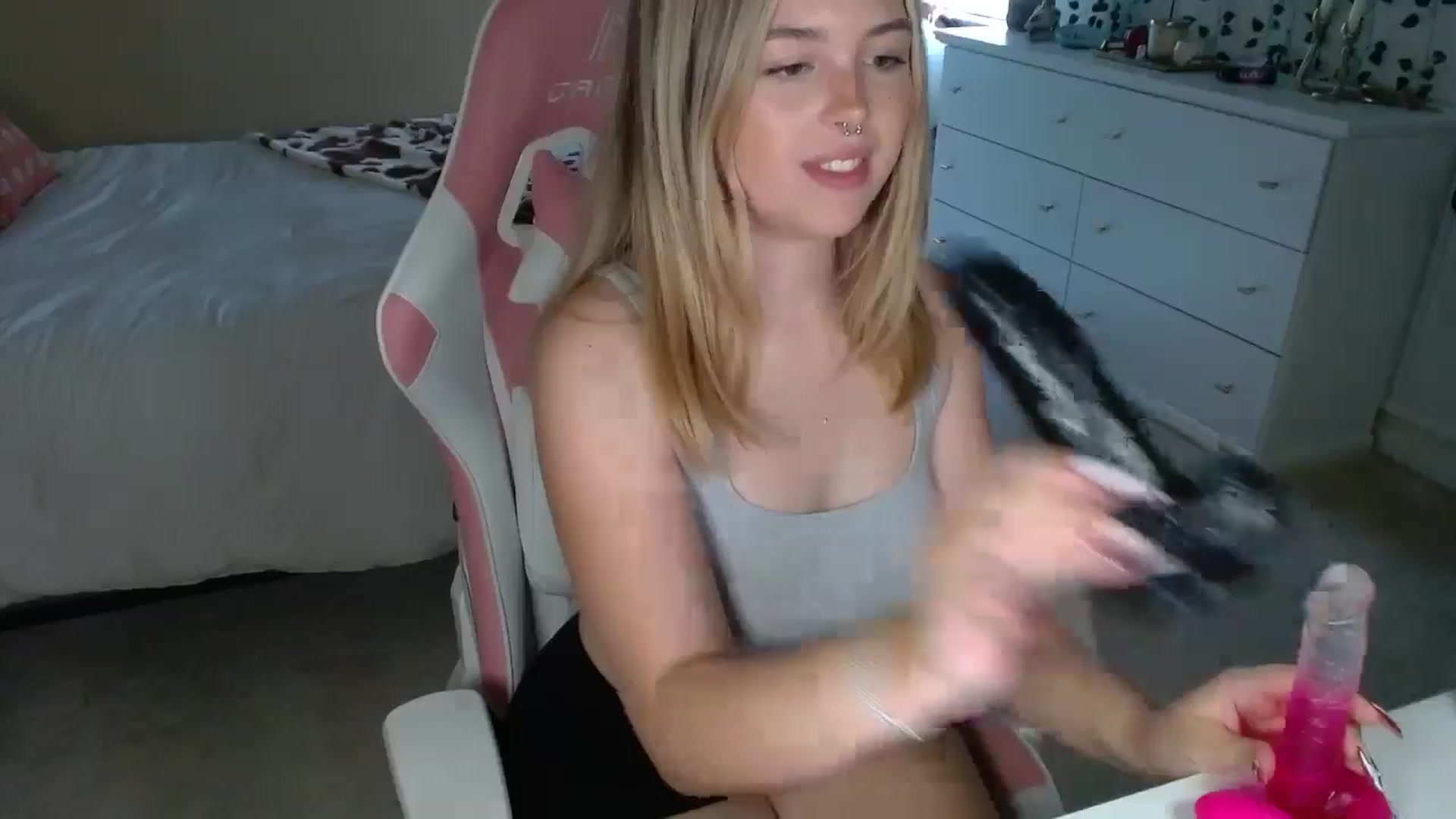 Gallery image thumbnail from Soflysophie's myfreecams stream on, 08/13/2025, 14:44 image 14 of 20