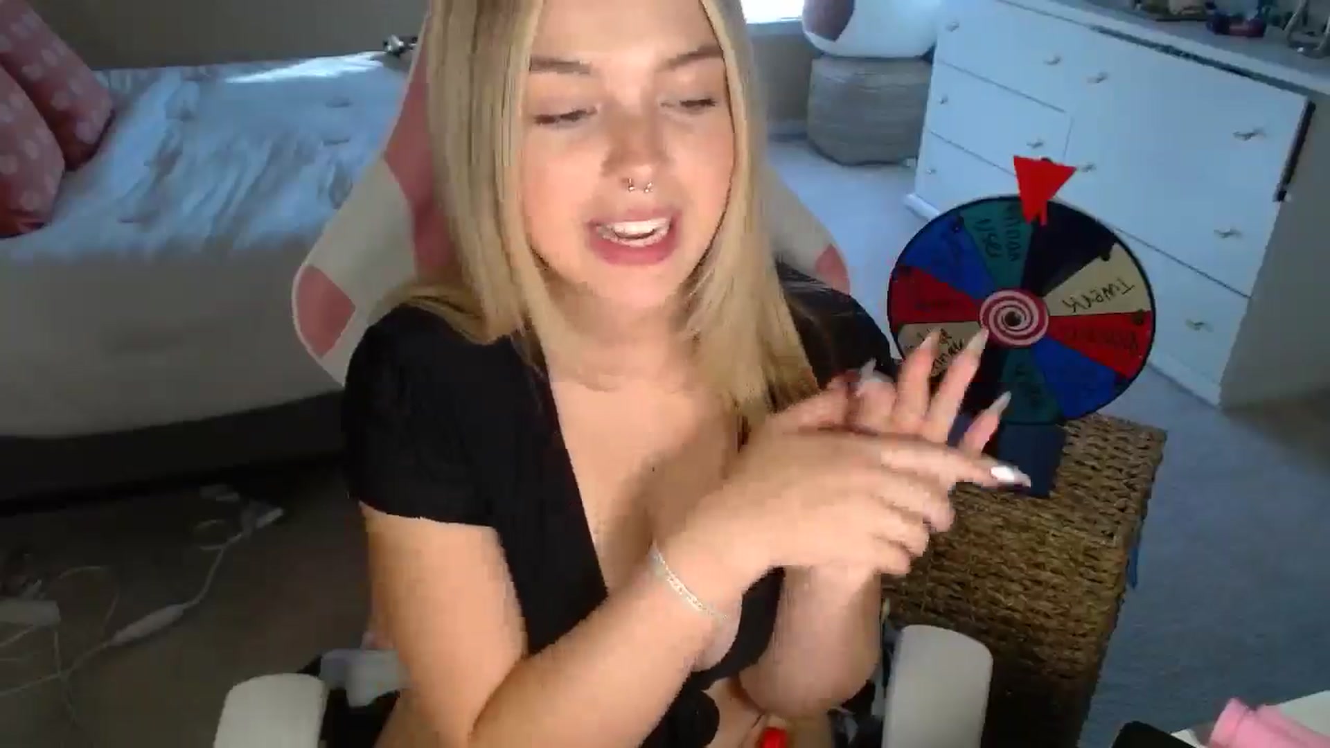 Gallery image thumbnail from Soflysophie's myfreecams stream on, 08/15/2025, 14:17 image 12 of 20