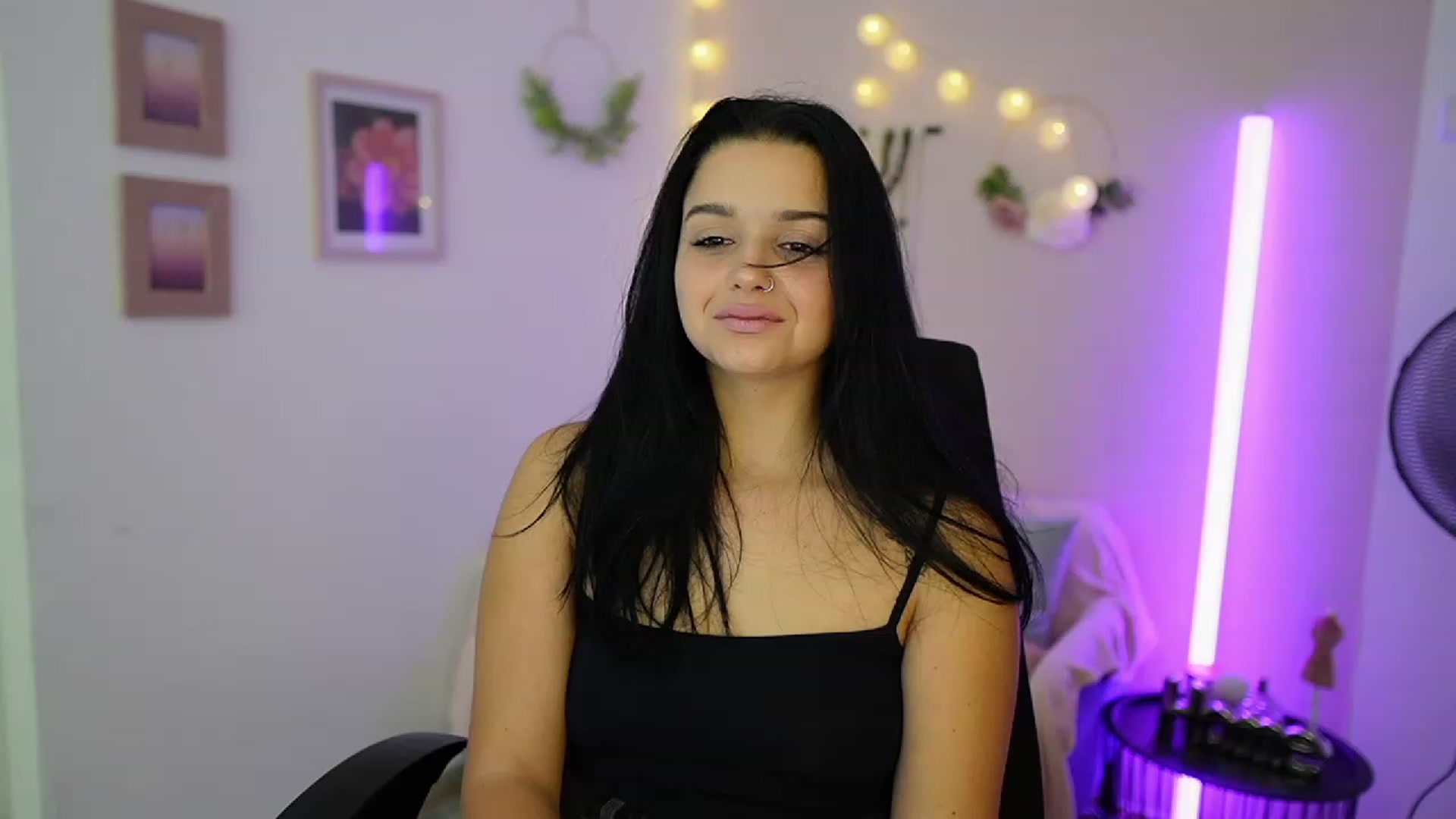 Gallery image thumbnail from Sola_Zola18's myfreecams stream on, 10/09/2023, 23:03 image 14 of 20