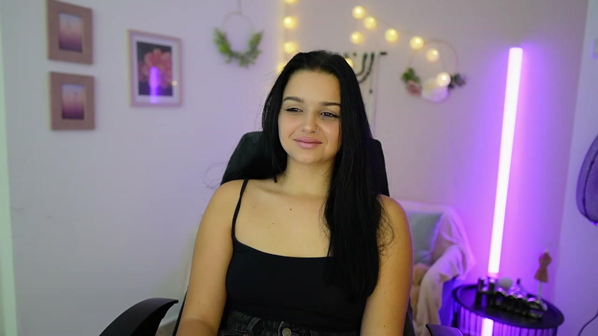 Gallery image thumbnail from Sola_Zola18's myfreecams stream on, 10/09/2023, 23:03 image 1 of 20