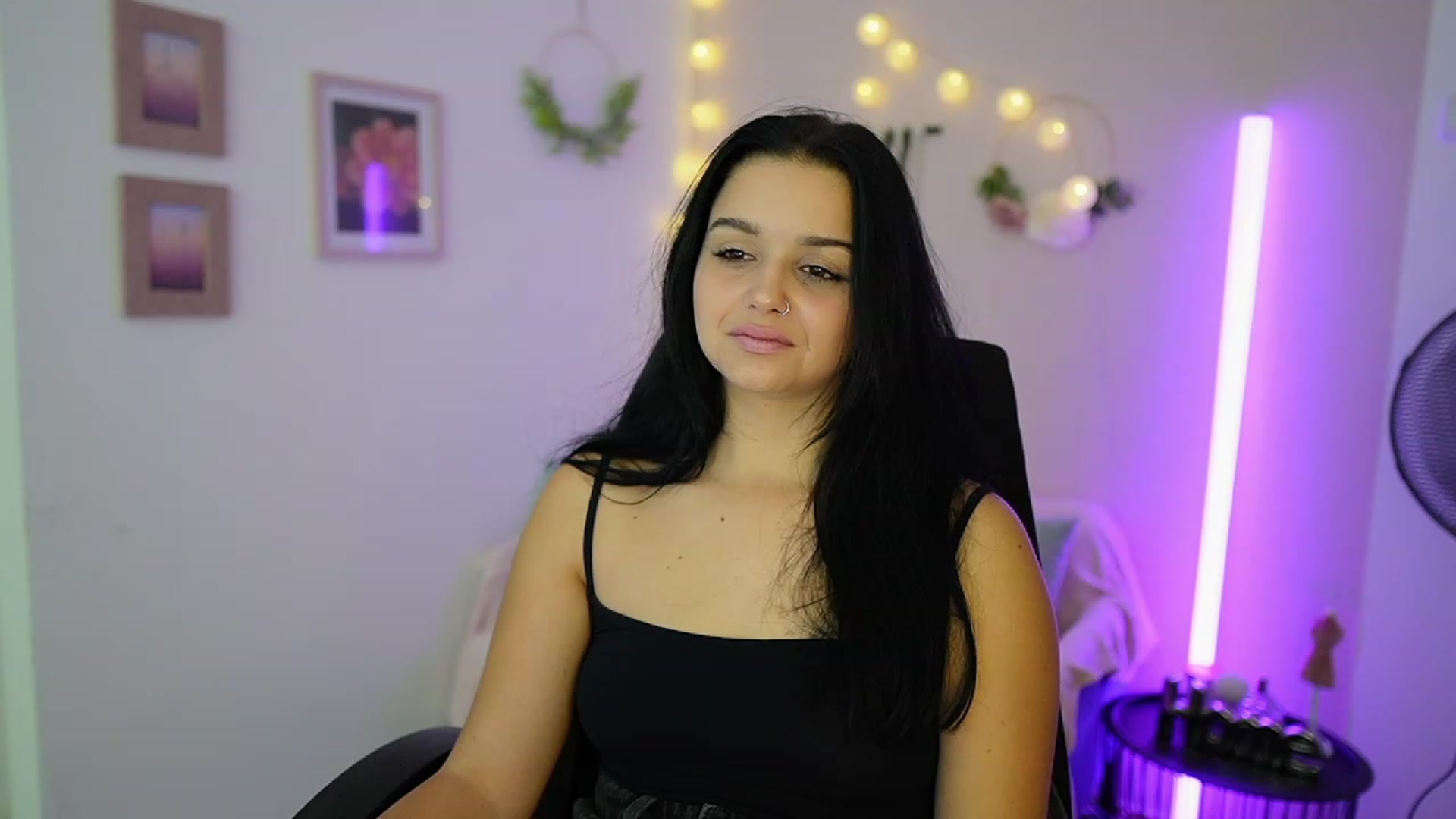 Gallery image thumbnail from Sola_Zola18's myfreecams stream on, 10/09/2023, 23:03 image 11 of 20