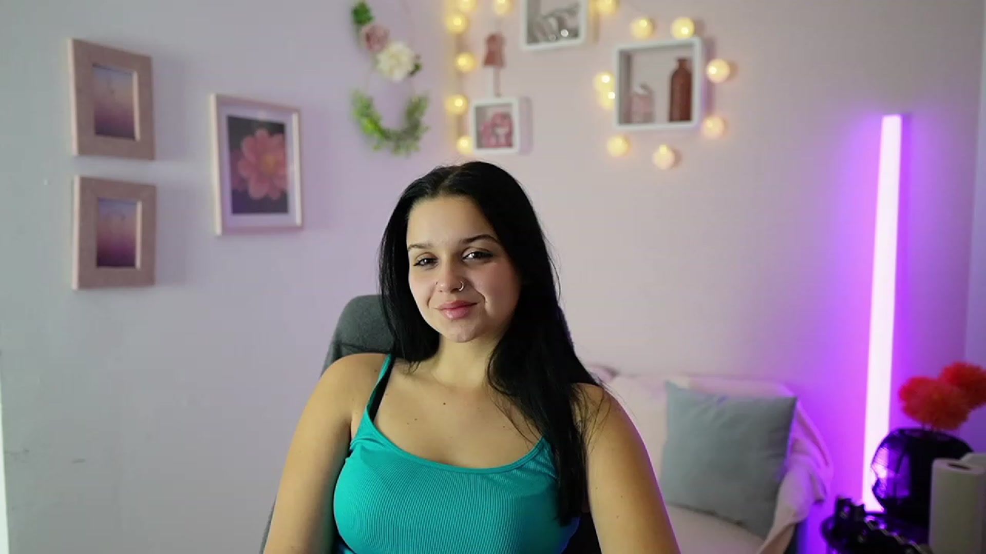 Gallery image thumbnail from Sola_Zola18's myfreecams stream on, 10/17/2023, 19:39 image 4 of 20