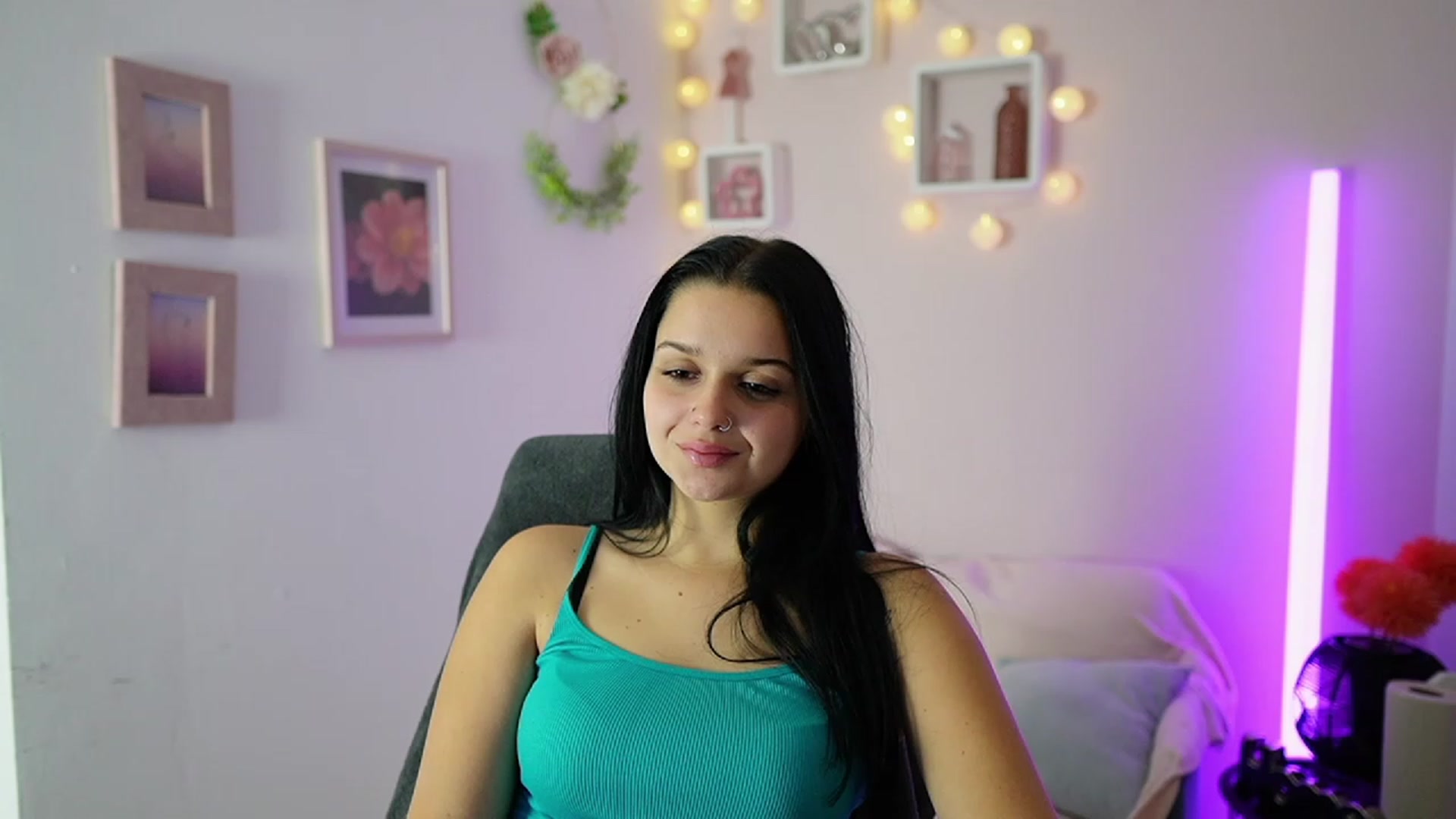 Gallery image thumbnail from Sola_Zola18's myfreecams stream on, 10/17/2023, 21:11 image 20 of 20