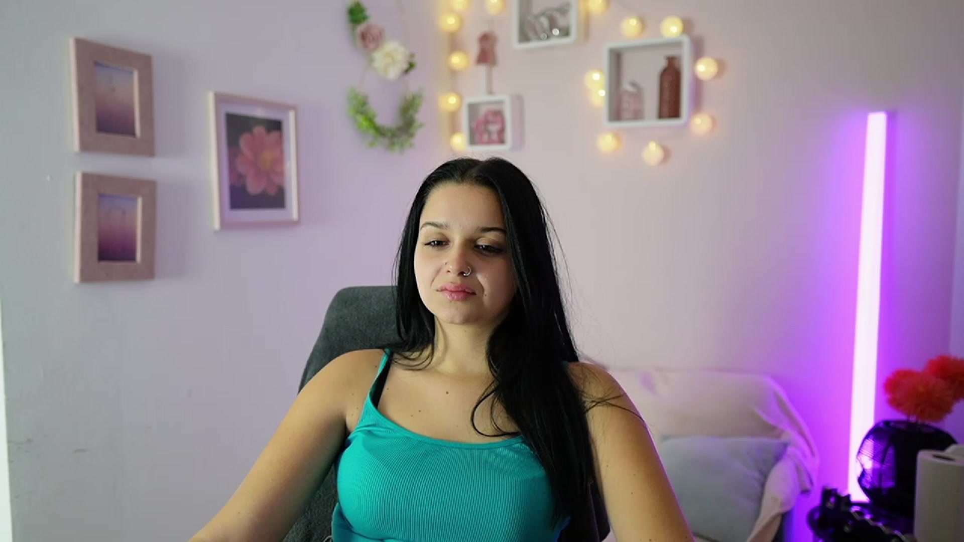 Gallery image thumbnail from Sola_Zola18's myfreecams stream on, 10/17/2023, 21:11 image 12 of 20