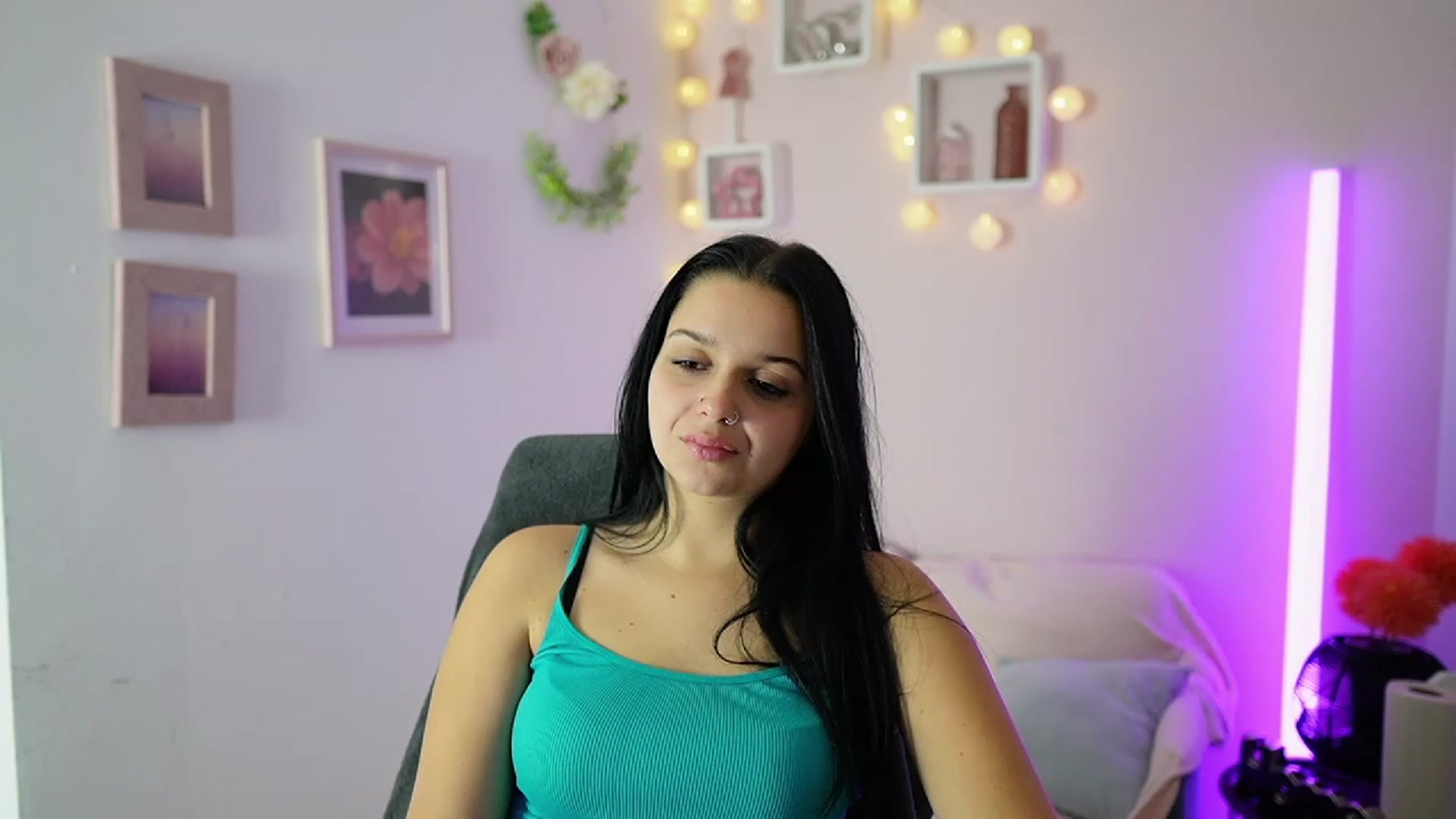 Gallery image thumbnail from Sola_Zola18's myfreecams stream on, 10/17/2023, 21:11 image 16 of 20