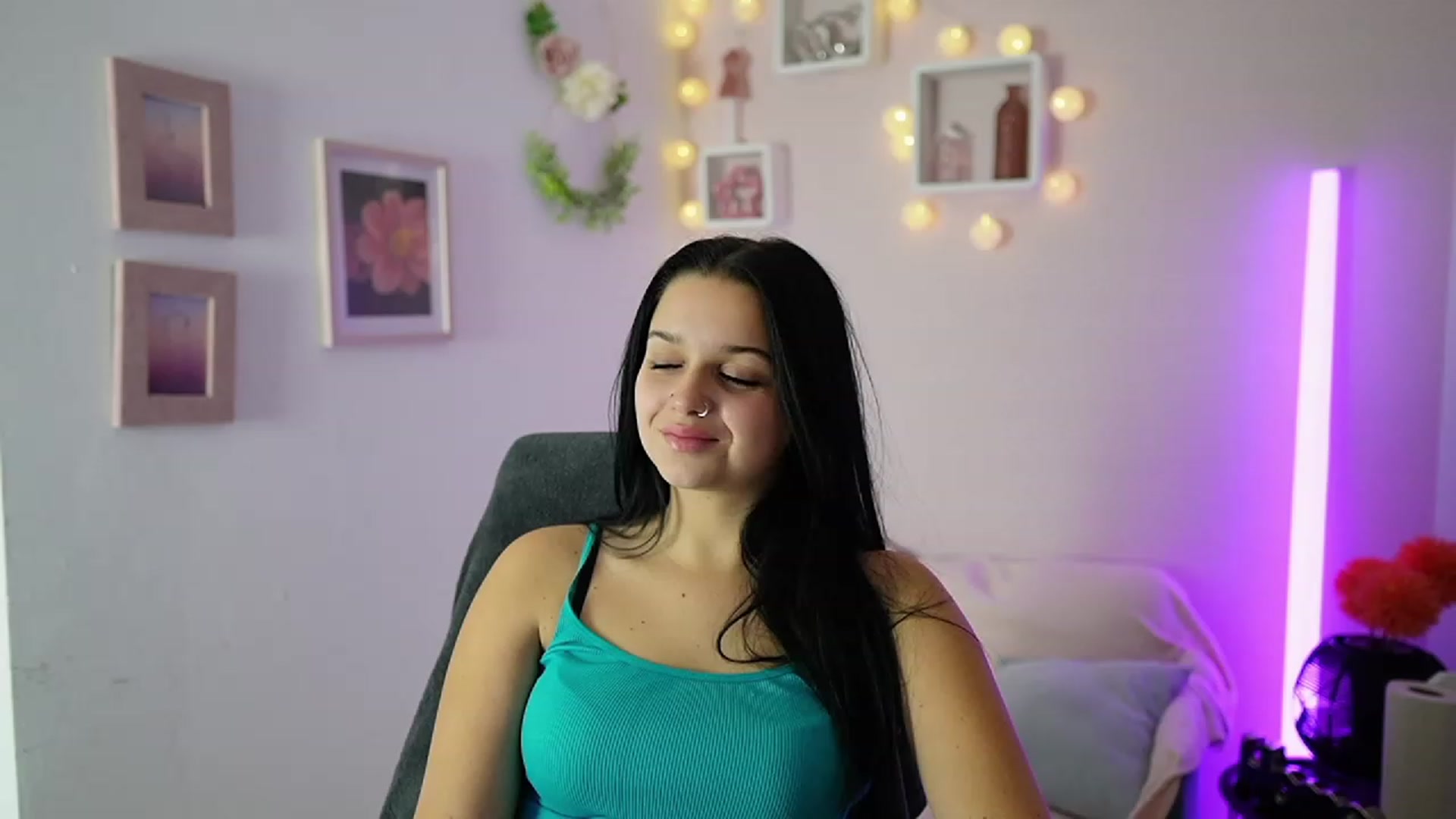 Gallery image thumbnail from Sola_Zola18's myfreecams stream on, 10/17/2023, 21:11 image 11 of 20