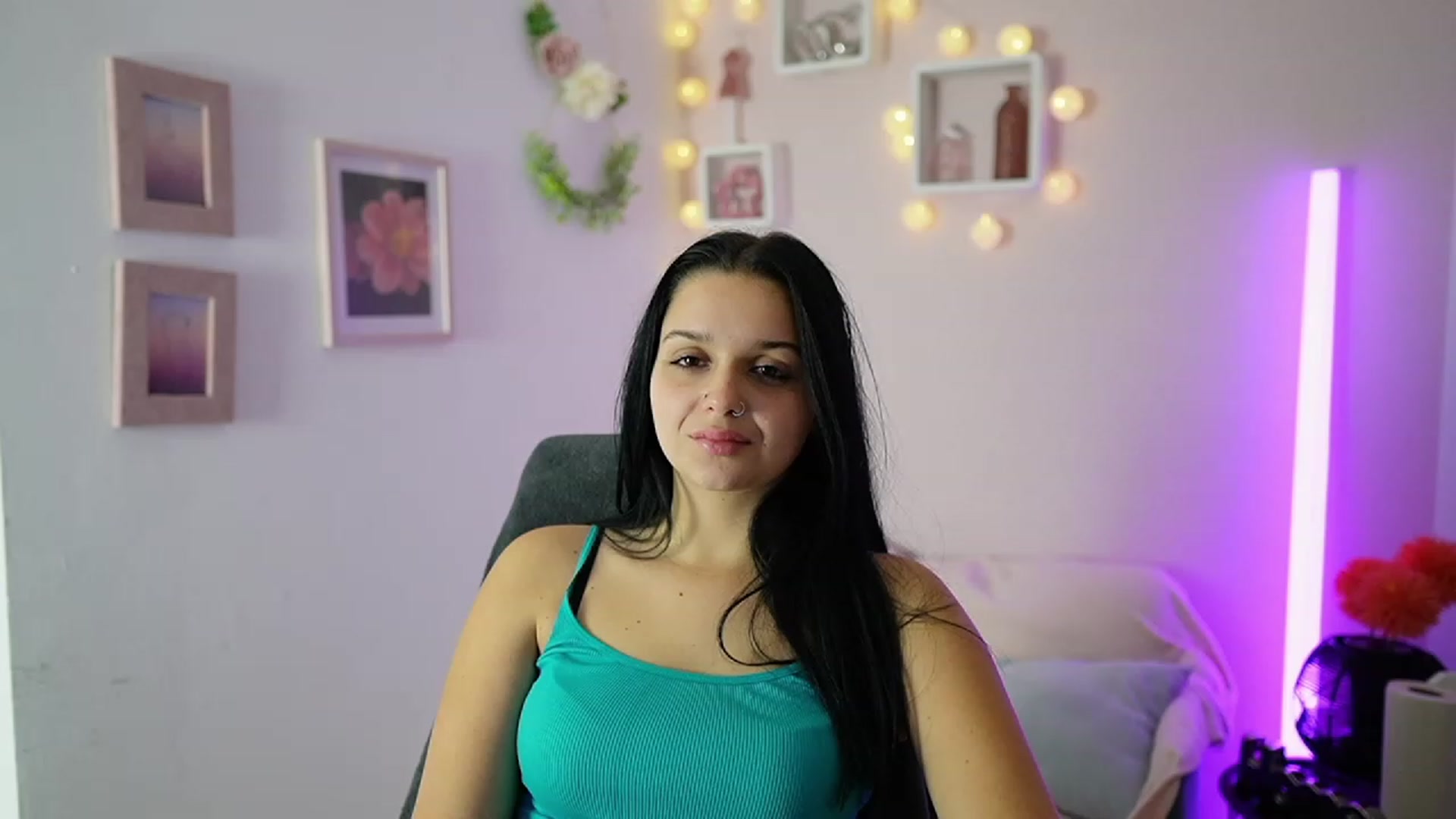 Gallery image thumbnail from Sola_Zola18's myfreecams stream on, 10/17/2023, 21:11 image 14 of 20