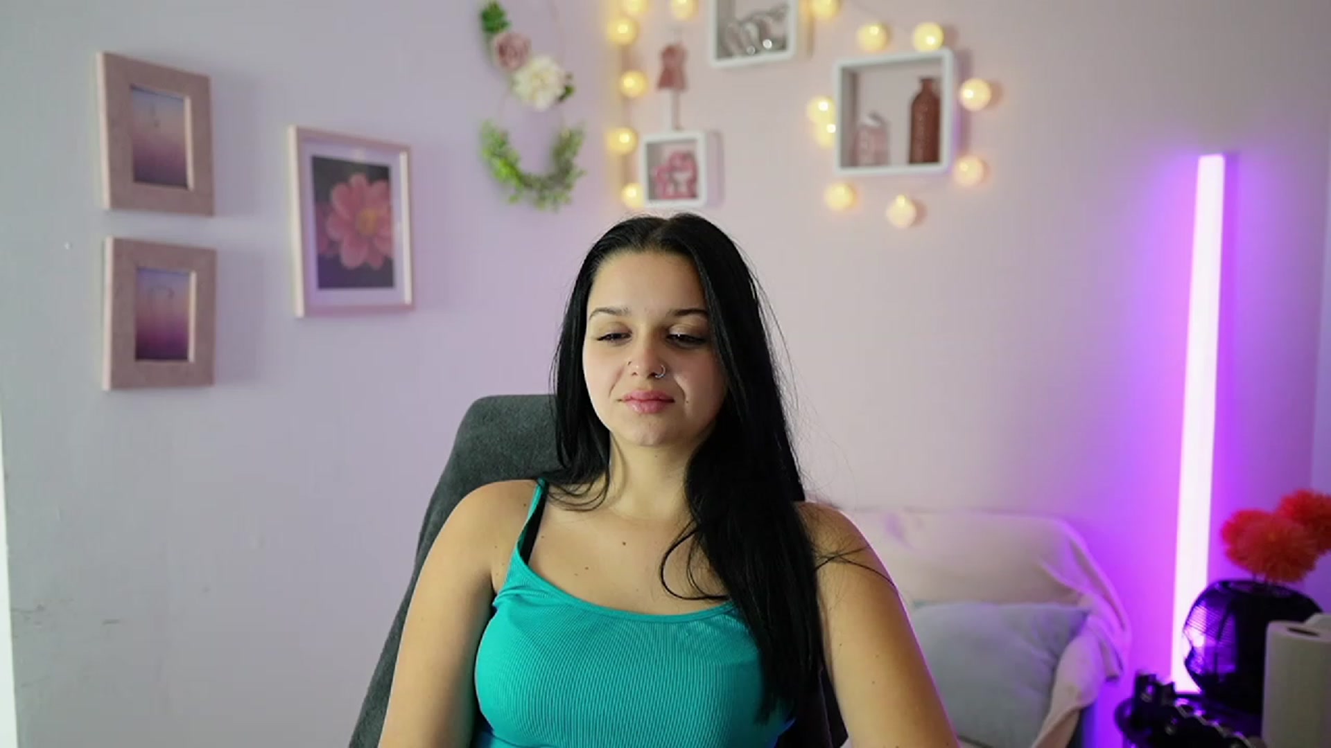 Gallery image thumbnail from Sola_Zola18's myfreecams stream on, 10/17/2023, 21:11 image 10 of 20