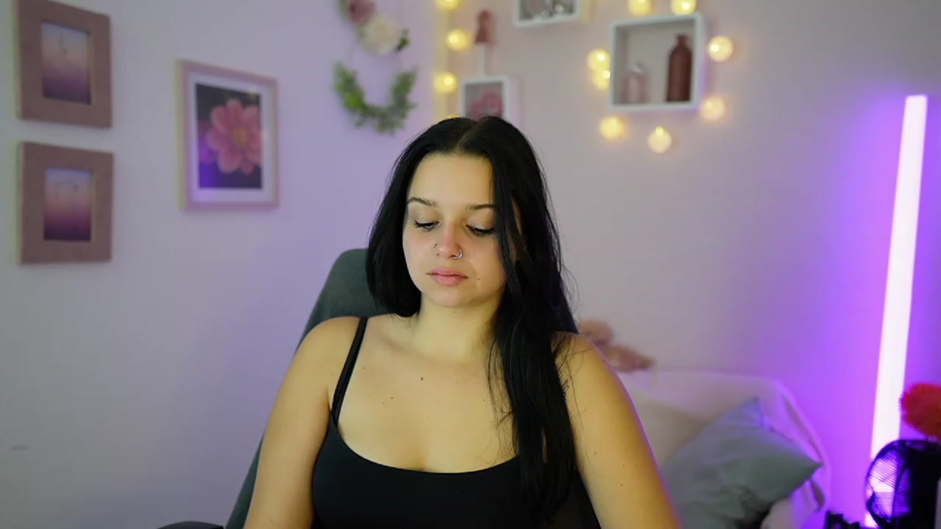 Gallery image thumbnail from Sola_Zola18's myfreecams stream on, 10/18/2023, 19:22 image 19 of 20