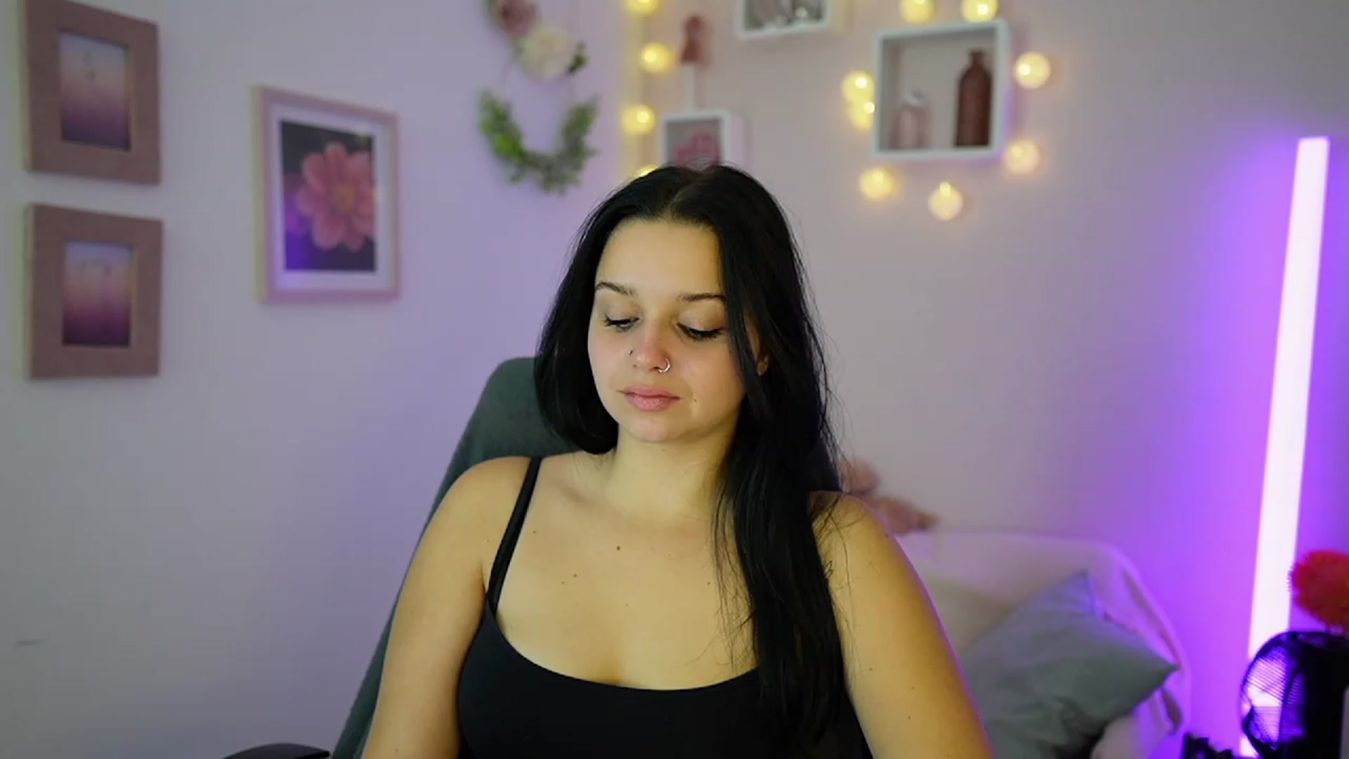 Gallery image thumbnail from Sola_Zola18's myfreecams stream on, 10/18/2023, 19:22 image 17 of 20