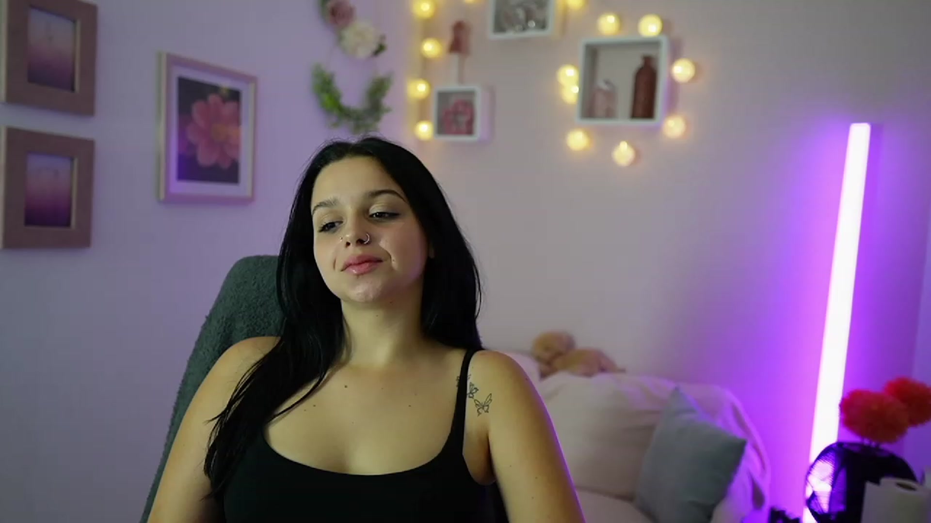 Gallery image thumbnail from Sola_Zola18's myfreecams stream on, 10/20/2023, 22:22 image 5 of 20