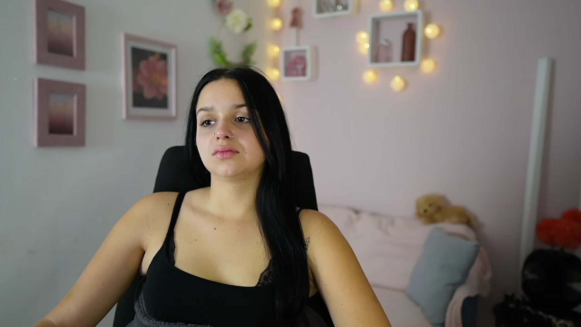 Gallery image thumbnail from Sola_Zola18's myfreecams stream on, 10/23/2023, 22:45 image 2 of 20