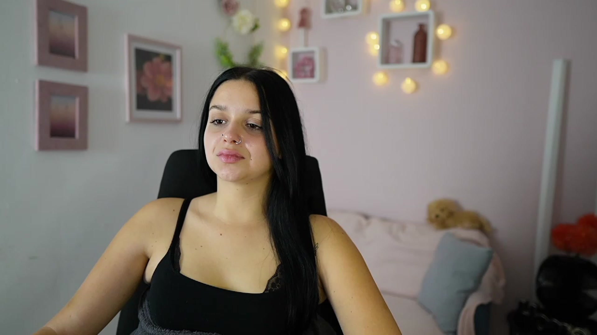 Gallery image thumbnail from Sola_Zola18's myfreecams stream on, 10/23/2023, 22:45 image 4 of 20
