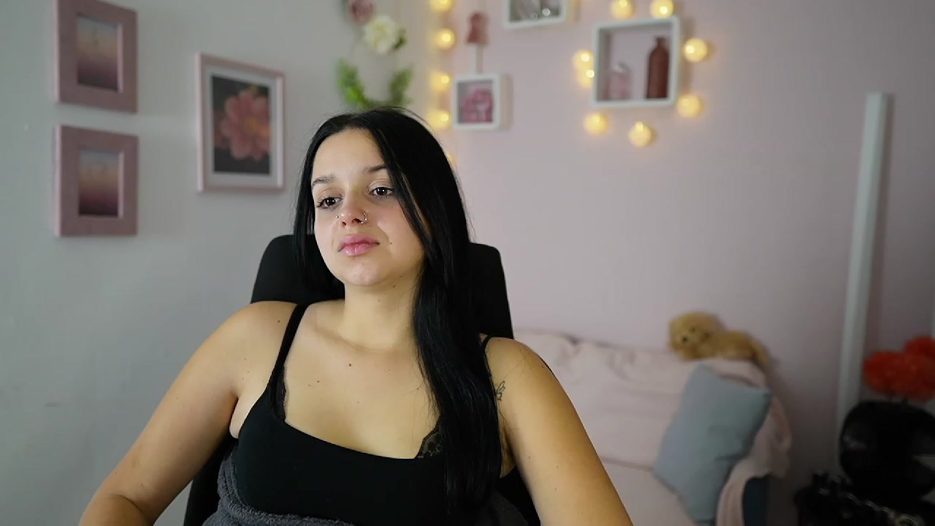 Gallery image thumbnail from Sola_Zola18's myfreecams stream on, 10/23/2023, 22:45 image 1 of 20