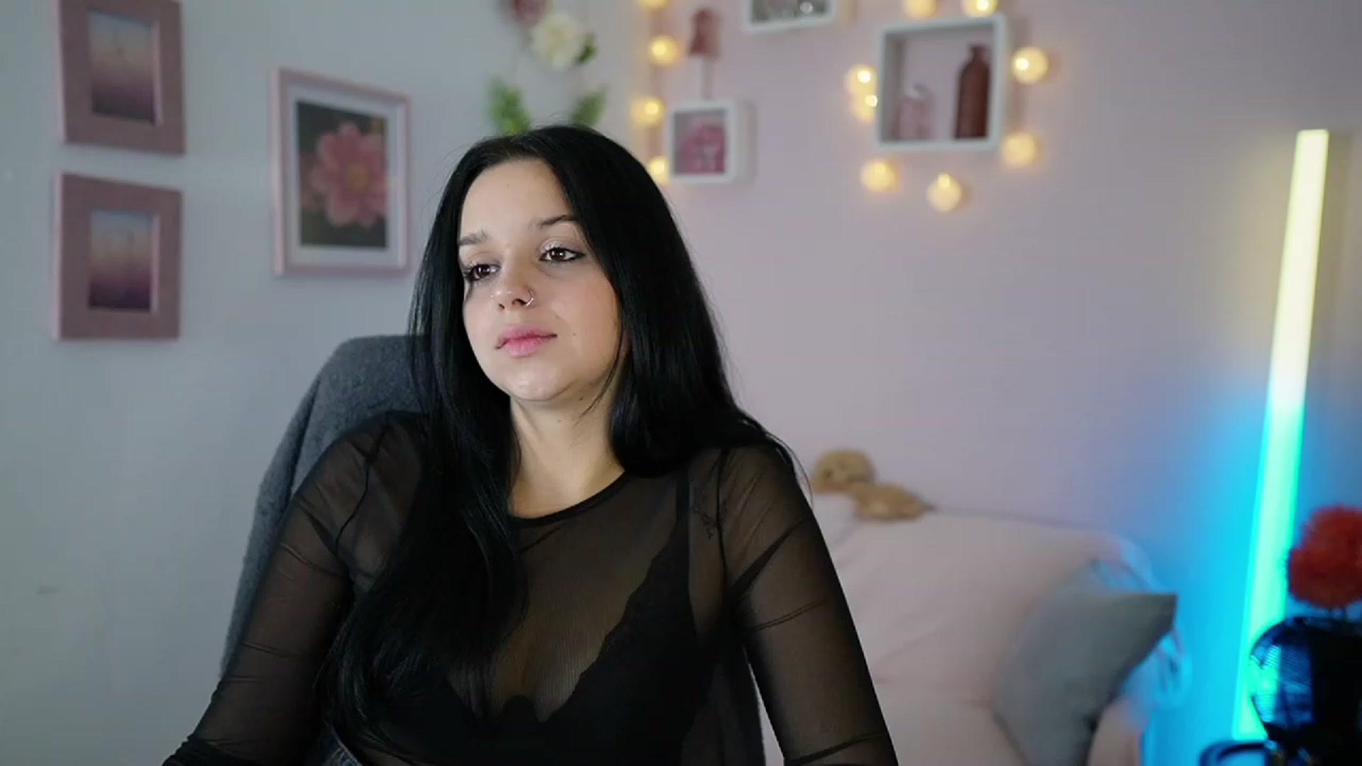 Gallery image thumbnail from Sola_Zola18's myfreecams stream on, 10/31/2023, 22:57 image 13 of 20
