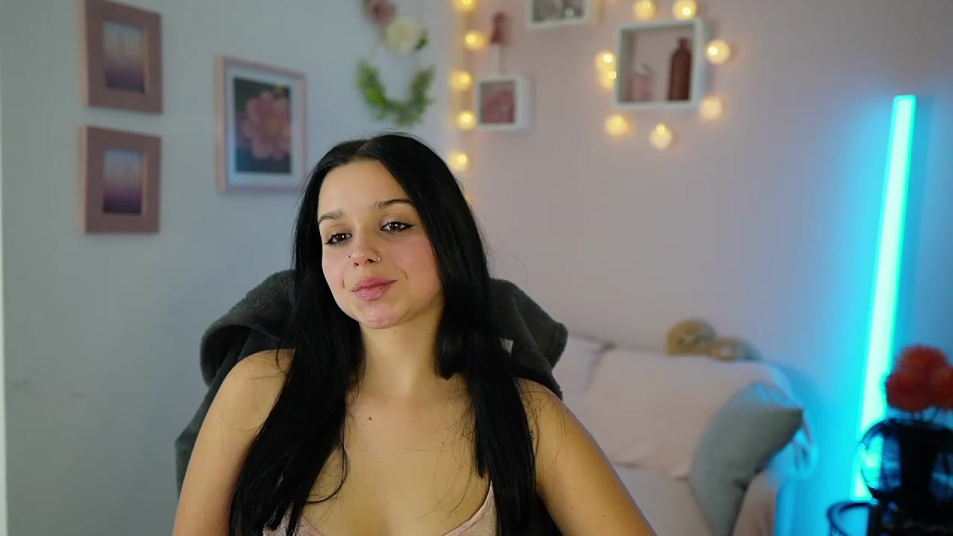 Gallery image thumbnail from Sola_Zola18's myfreecams stream on, 11/02/2023, 20:32 image 4 of 20