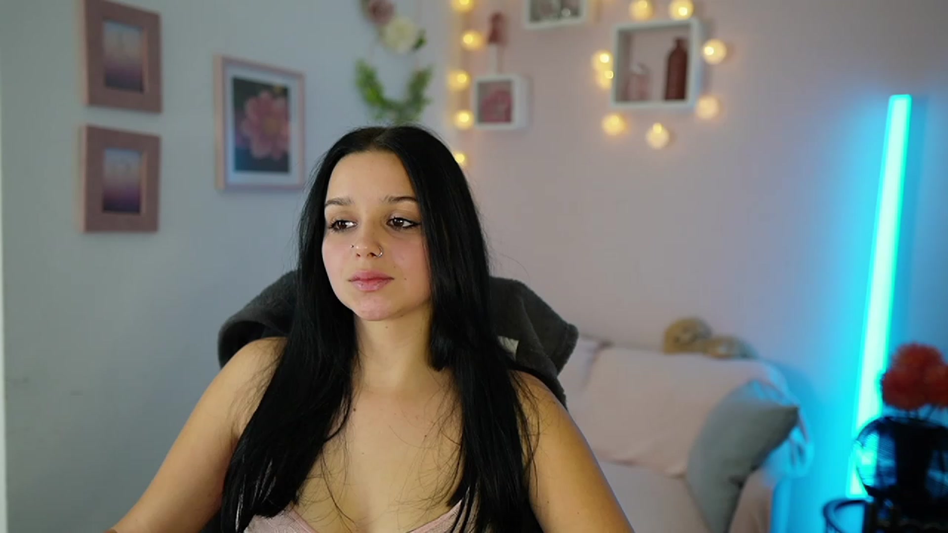 Gallery image thumbnail from Sola_Zola18's myfreecams stream on, 11/02/2023, 20:32 image 1 of 20