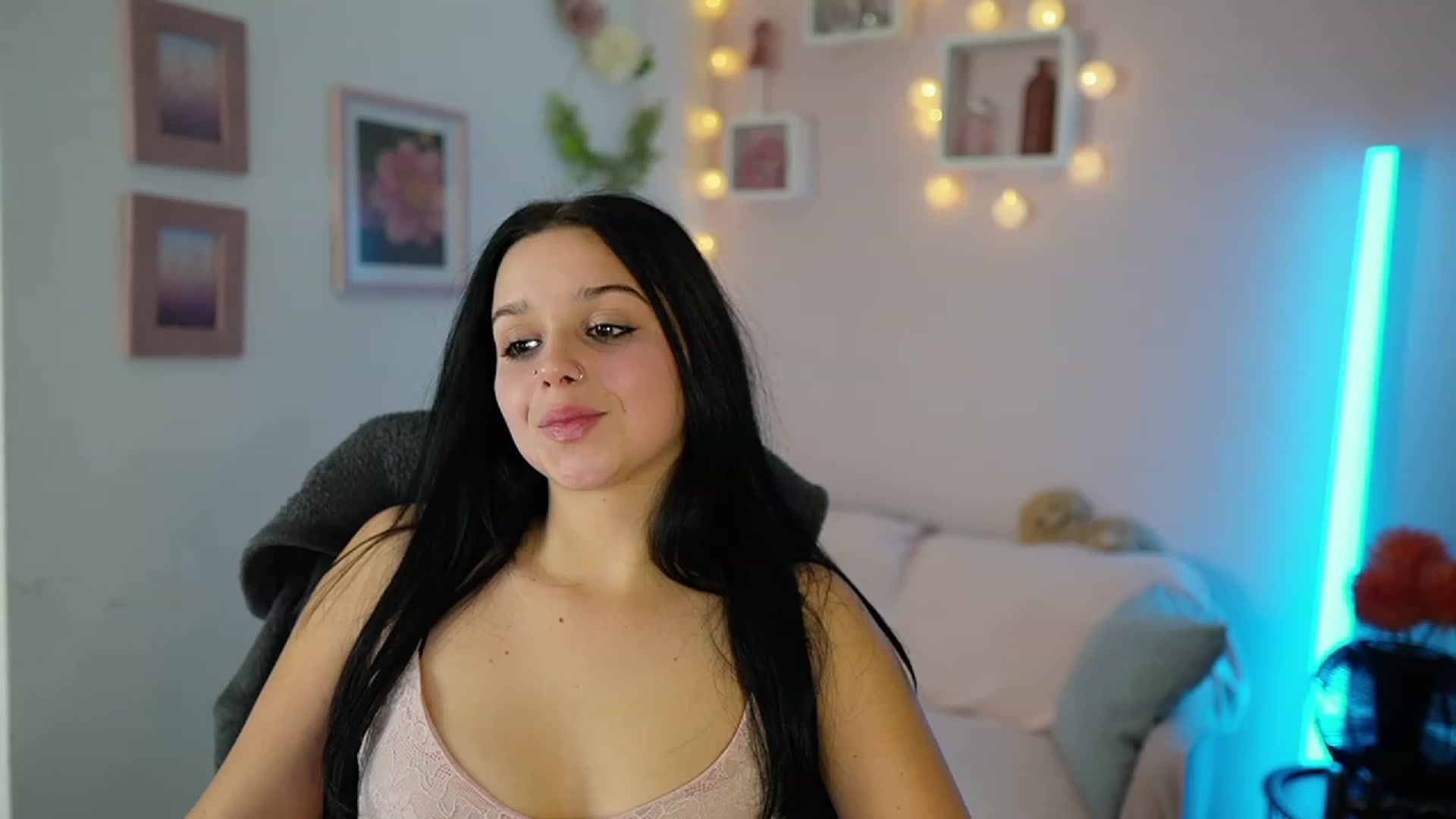 Gallery image thumbnail from Sola_Zola18's myfreecams stream on, 11/02/2023, 20:32 image 13 of 20