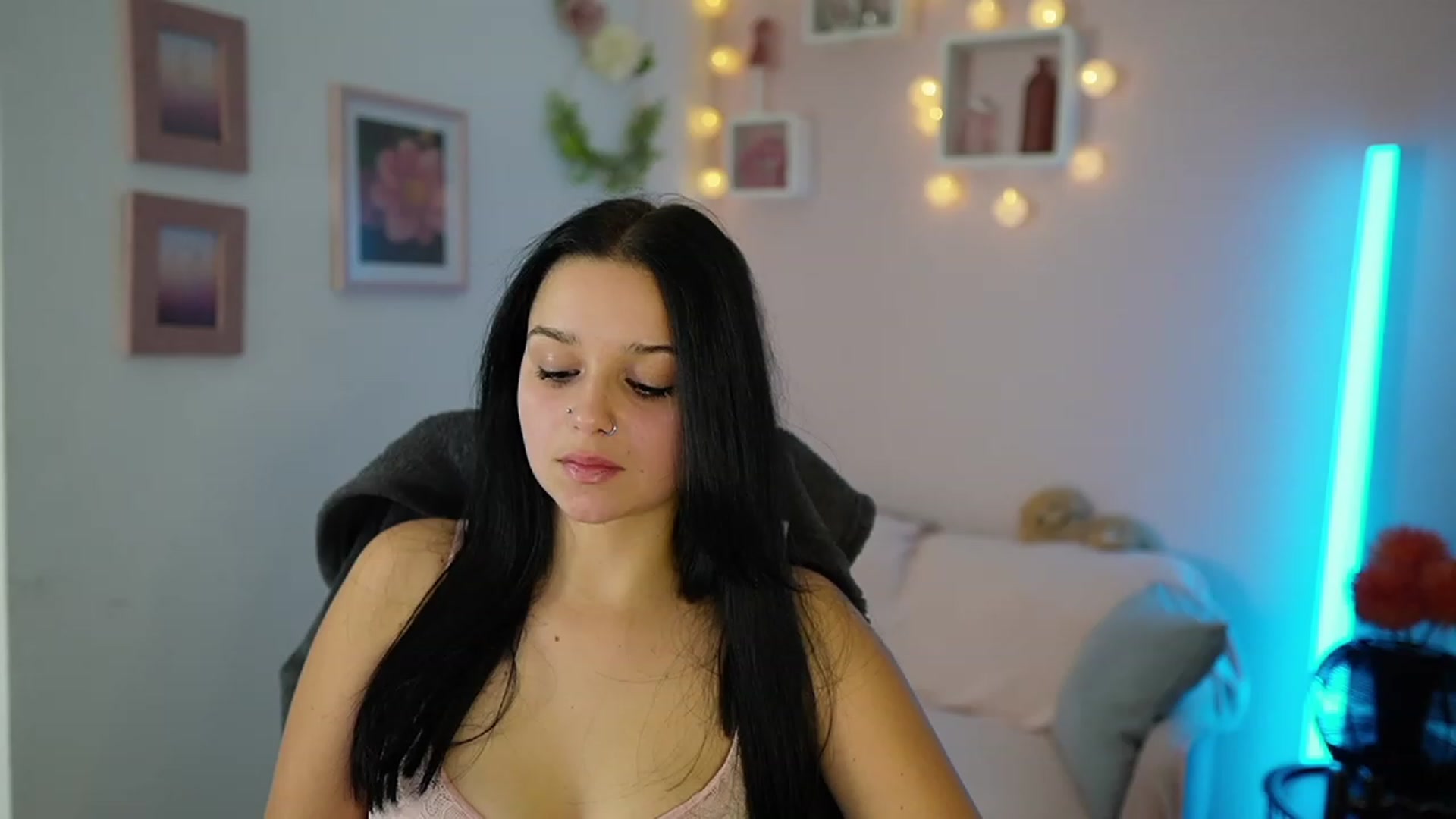 Gallery image thumbnail from Sola_Zola18's myfreecams stream on, 11/02/2023, 20:32 image 3 of 20