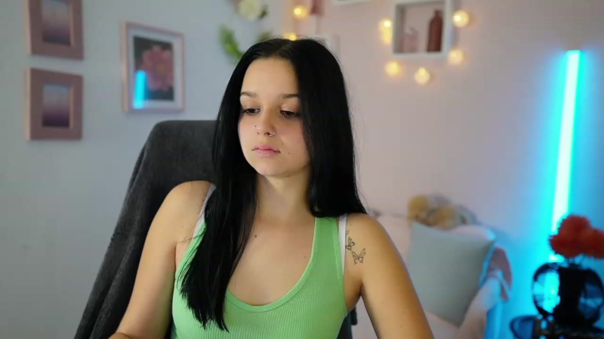 Gallery image thumbnail from Sola_Zola18's myfreecams stream on, 11/03/2023, 21:02 image 10 of 20