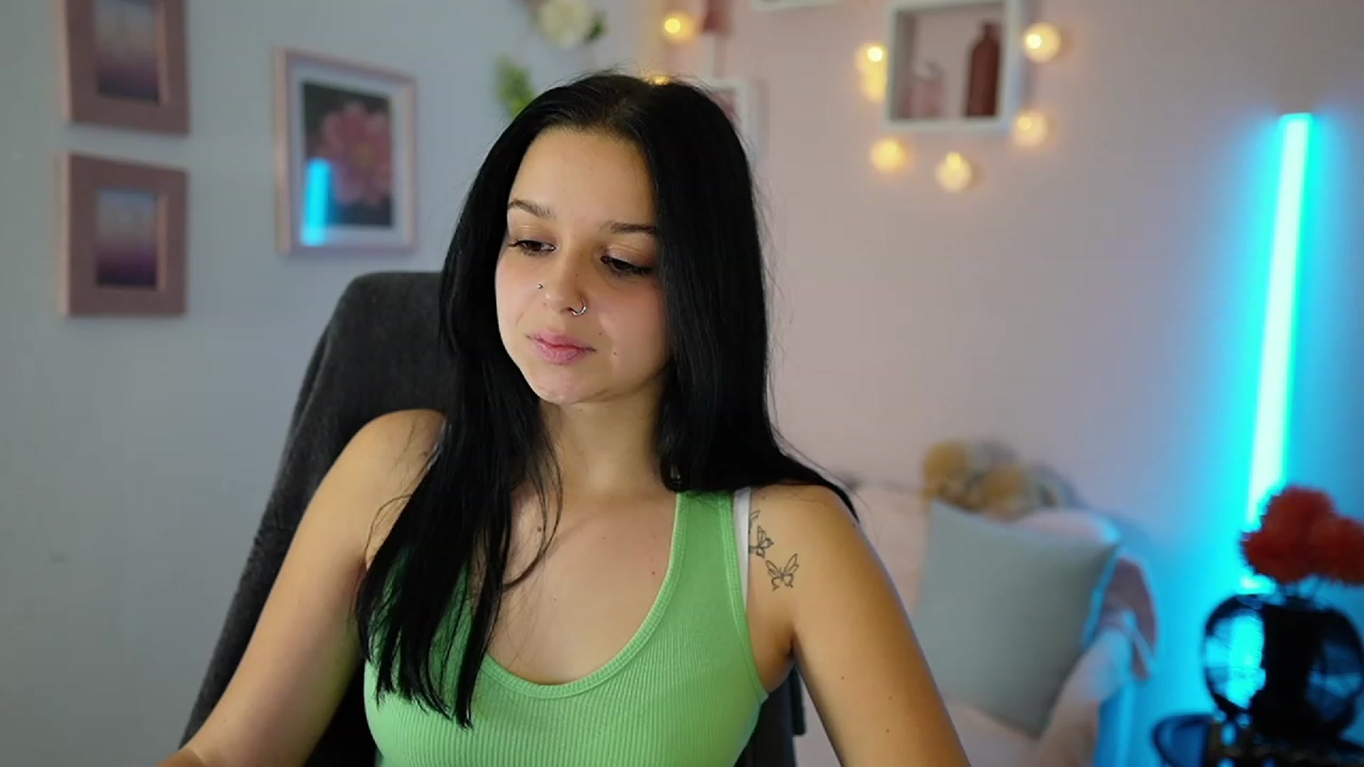 Gallery image thumbnail from Sola_Zola18's myfreecams stream on, 11/03/2023, 21:02 image 8 of 20