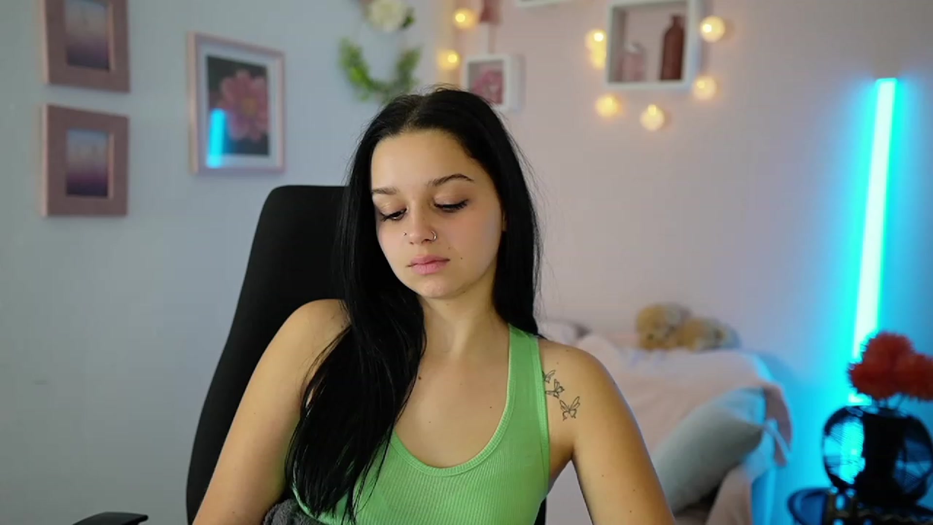 Gallery image thumbnail from Sola_Zola18's myfreecams stream on, 11/03/2023, 23:29 image 4 of 20