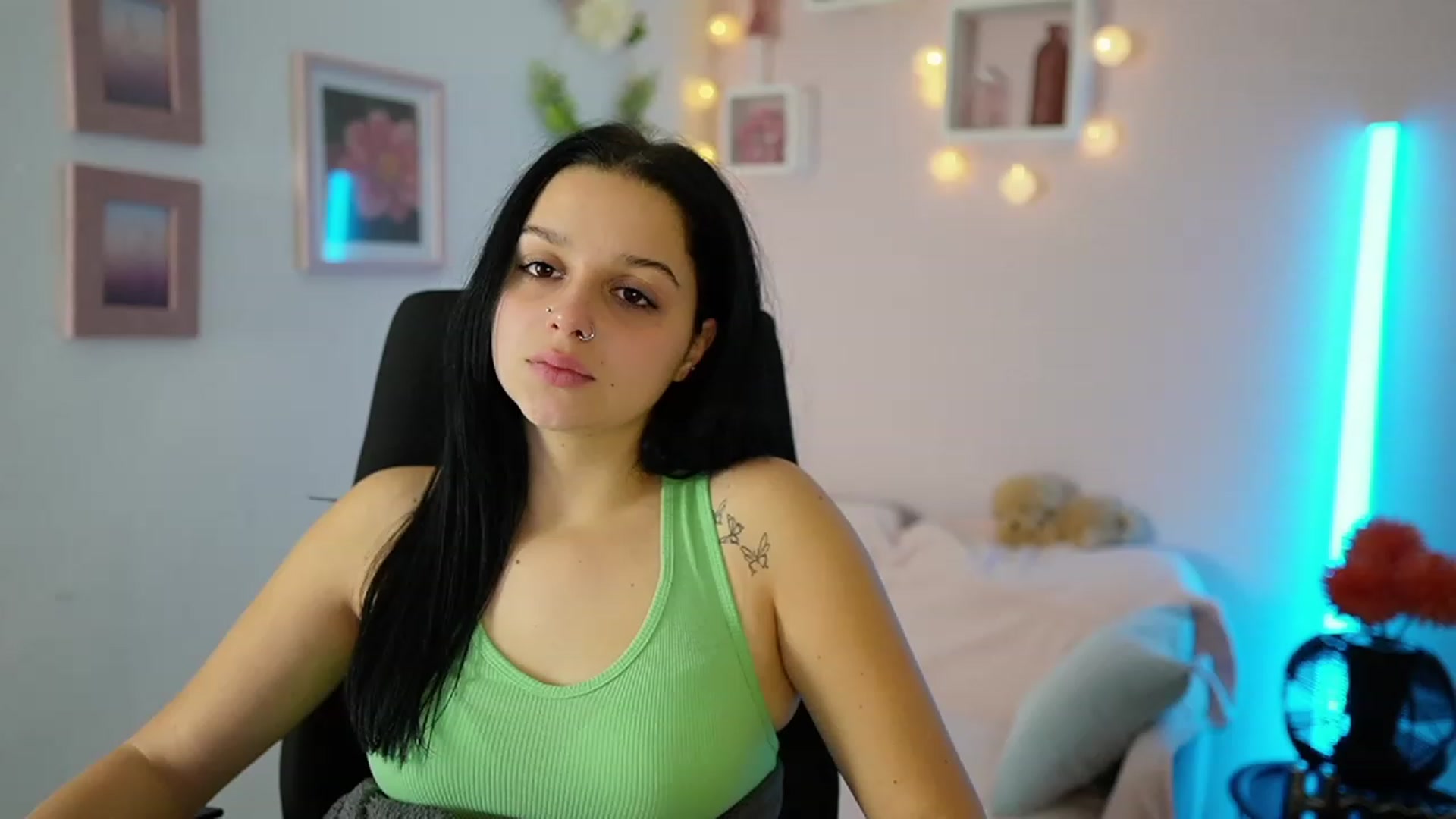 Gallery image thumbnail from Sola_Zola18's myfreecams stream on, 11/03/2023, 23:29 image 2 of 20