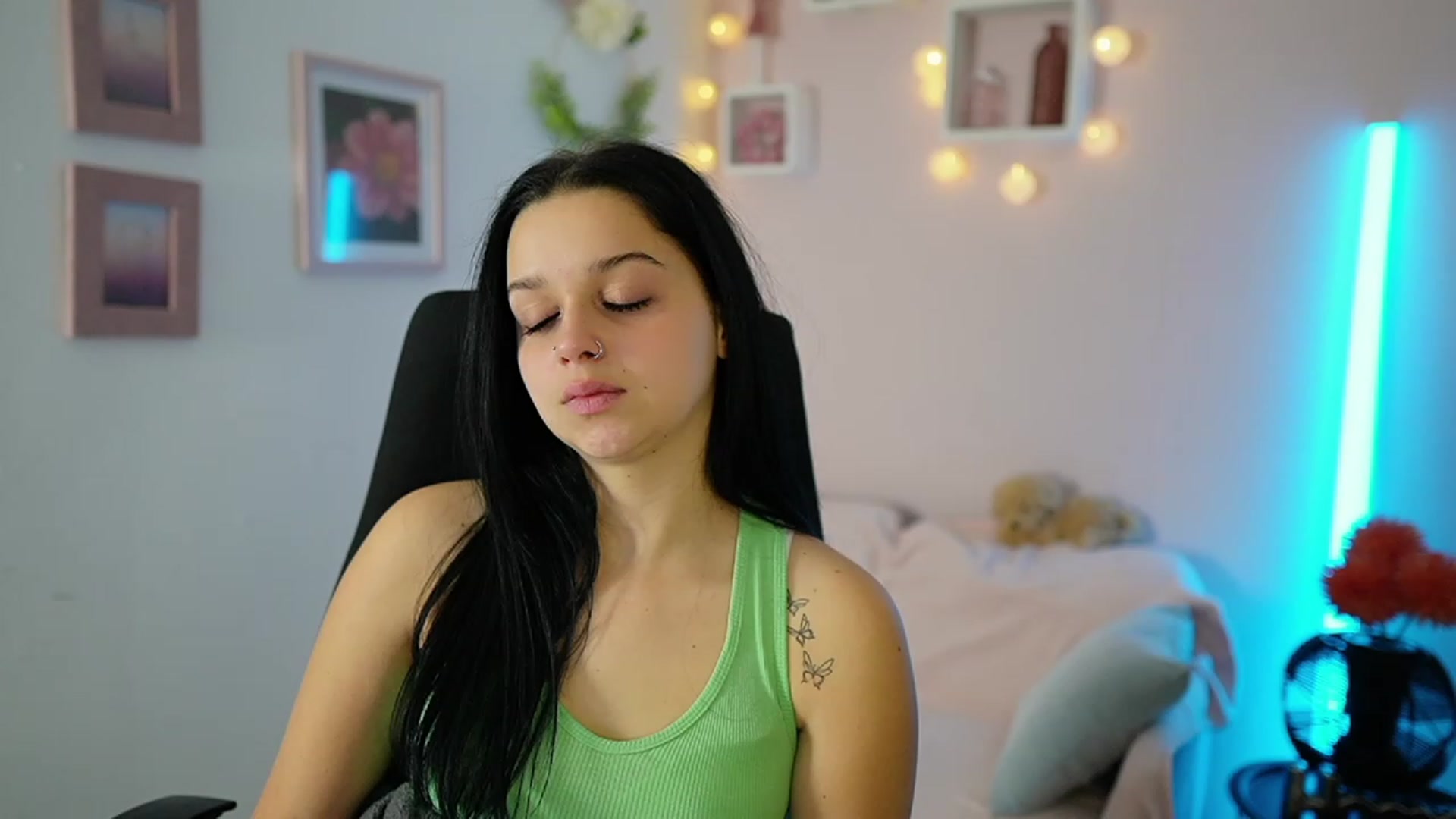 Gallery image thumbnail from Sola_Zola18's myfreecams stream on, 11/03/2023, 23:29 image 6 of 20