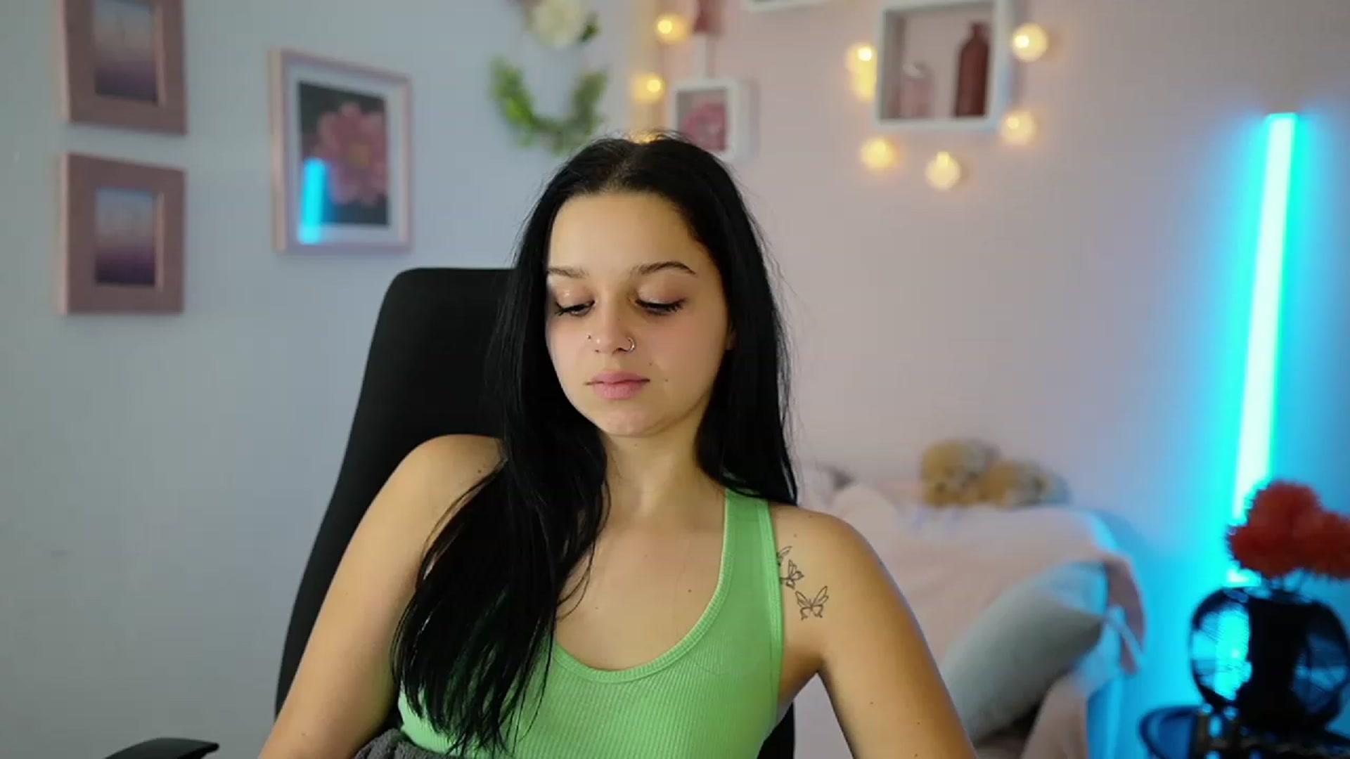 Gallery image thumbnail from Sola_Zola18's myfreecams stream on, 11/03/2023, 23:29 image 9 of 20