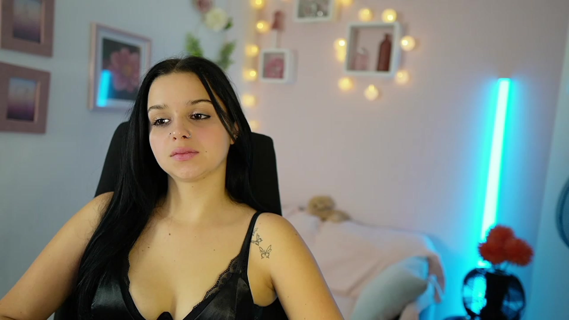 Gallery image thumbnail from Sola_Zola18's myfreecams stream on, 11/05/2023, 22:22 image 12 of 20
