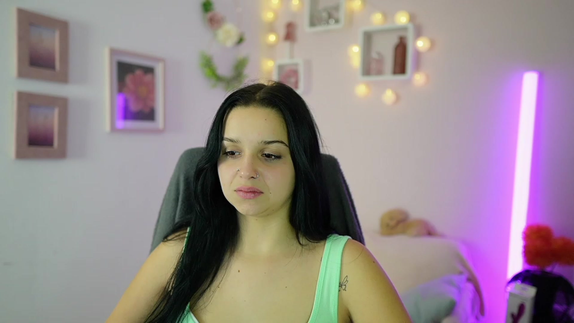 Gallery image thumbnail from Sola_Zola18's myfreecams stream on, 11/10/2023, 21:13 image 9 of 20