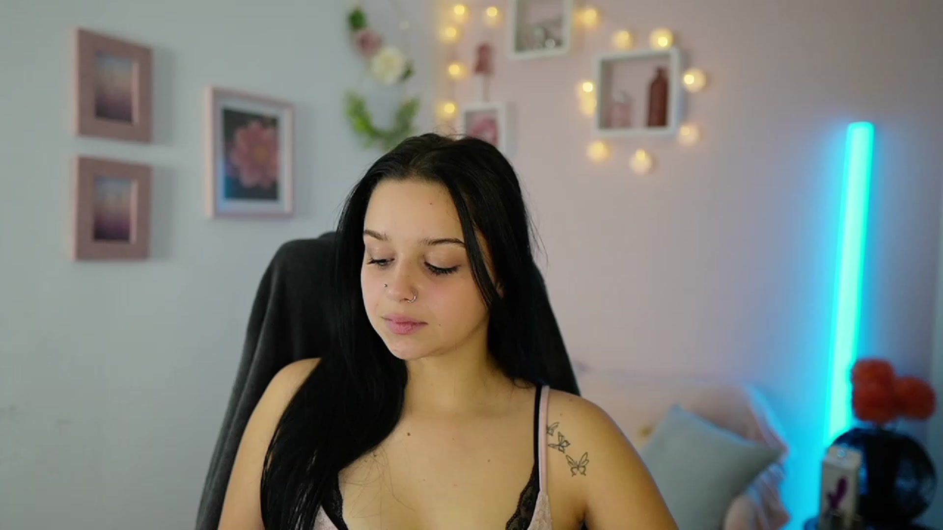 Gallery image thumbnail from Sola_Zola18's myfreecams stream on, 11/14/2023, 20:51 image 1 of 20
