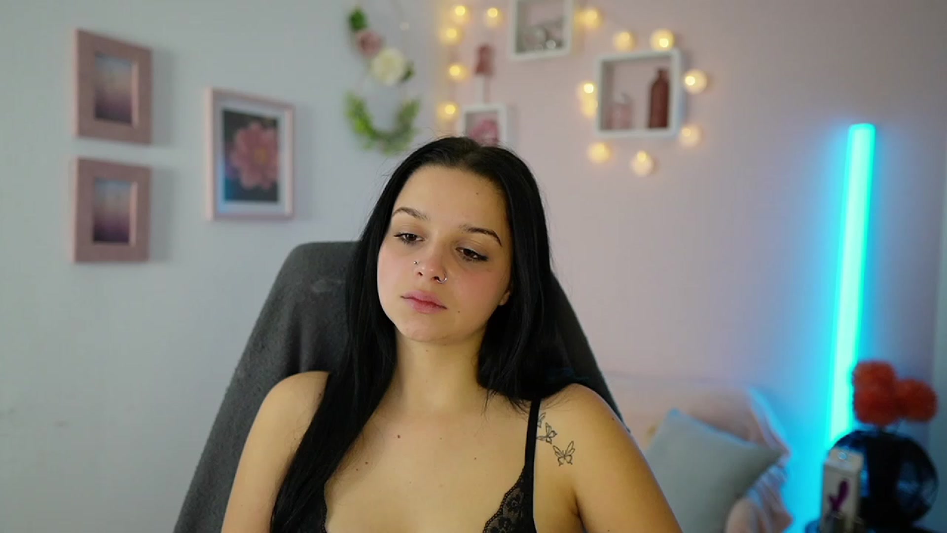 Gallery image thumbnail from Sola_Zola18's myfreecams stream on, 11/14/2023, 22:21 image 16 of 20