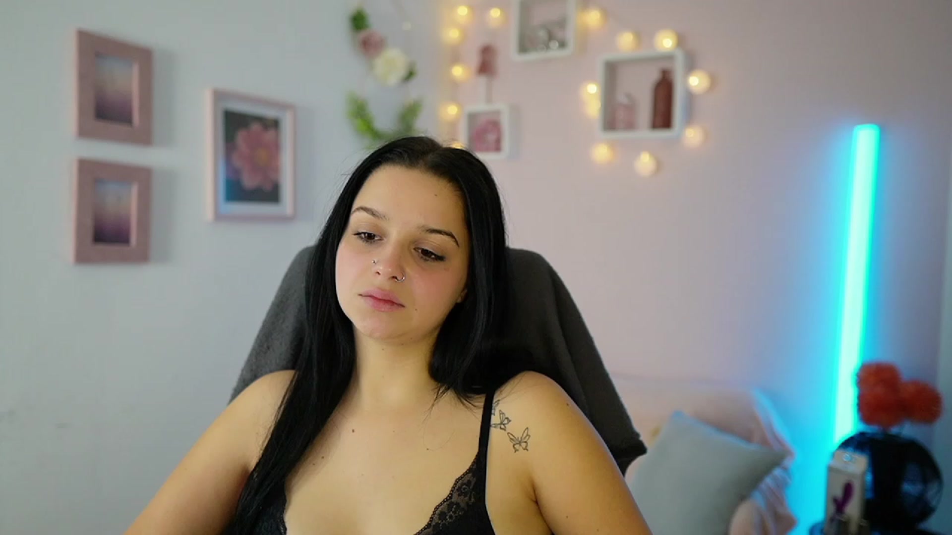 Gallery image thumbnail from Sola_Zola18's myfreecams stream on, 11/14/2023, 22:21 image 18 of 20