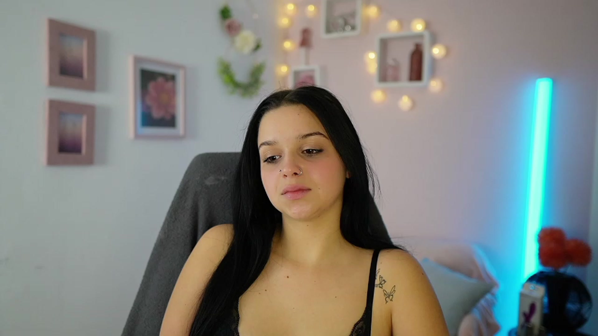 Gallery image thumbnail from Sola_Zola18's myfreecams stream on, 11/14/2023, 22:21 image 20 of 20
