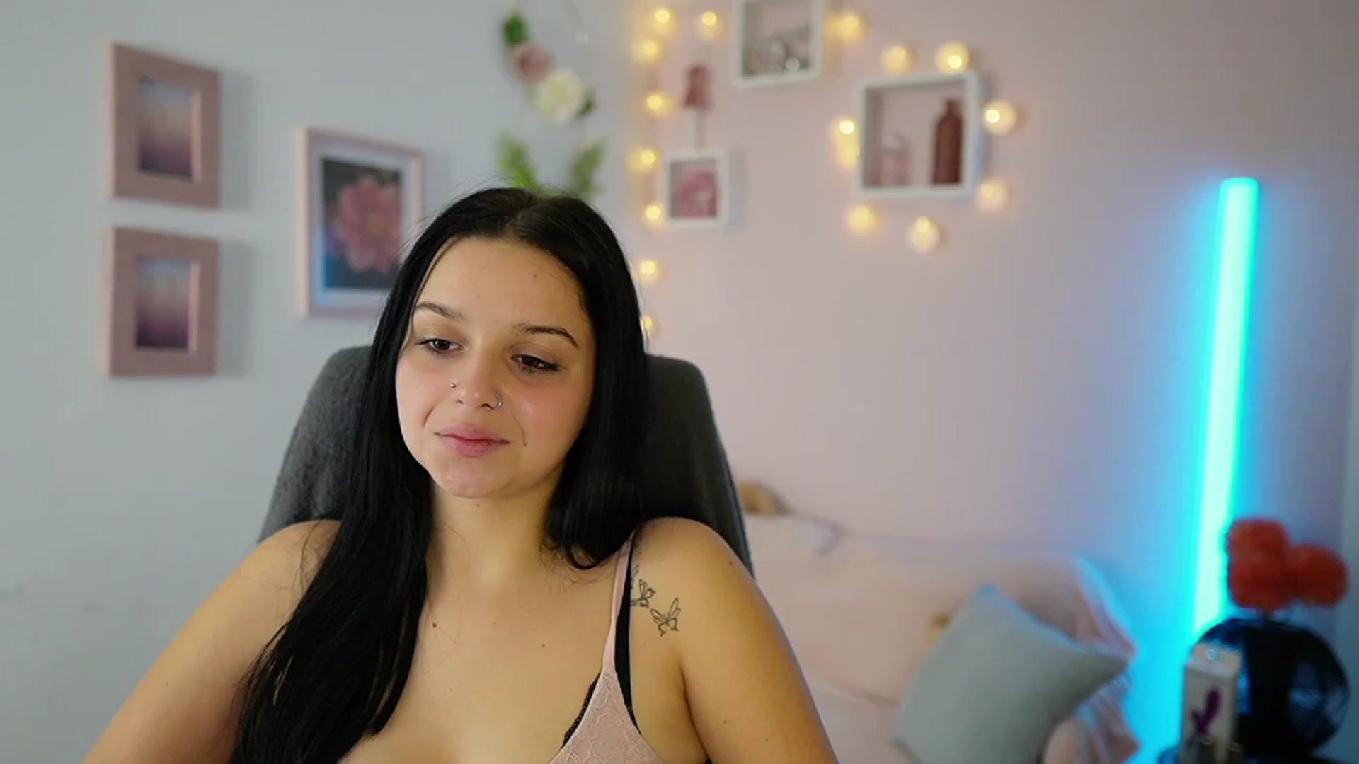 Gallery image thumbnail from Sola_Zola18's myfreecams stream on, 11/14/2023, 23:32 image 17 of 20