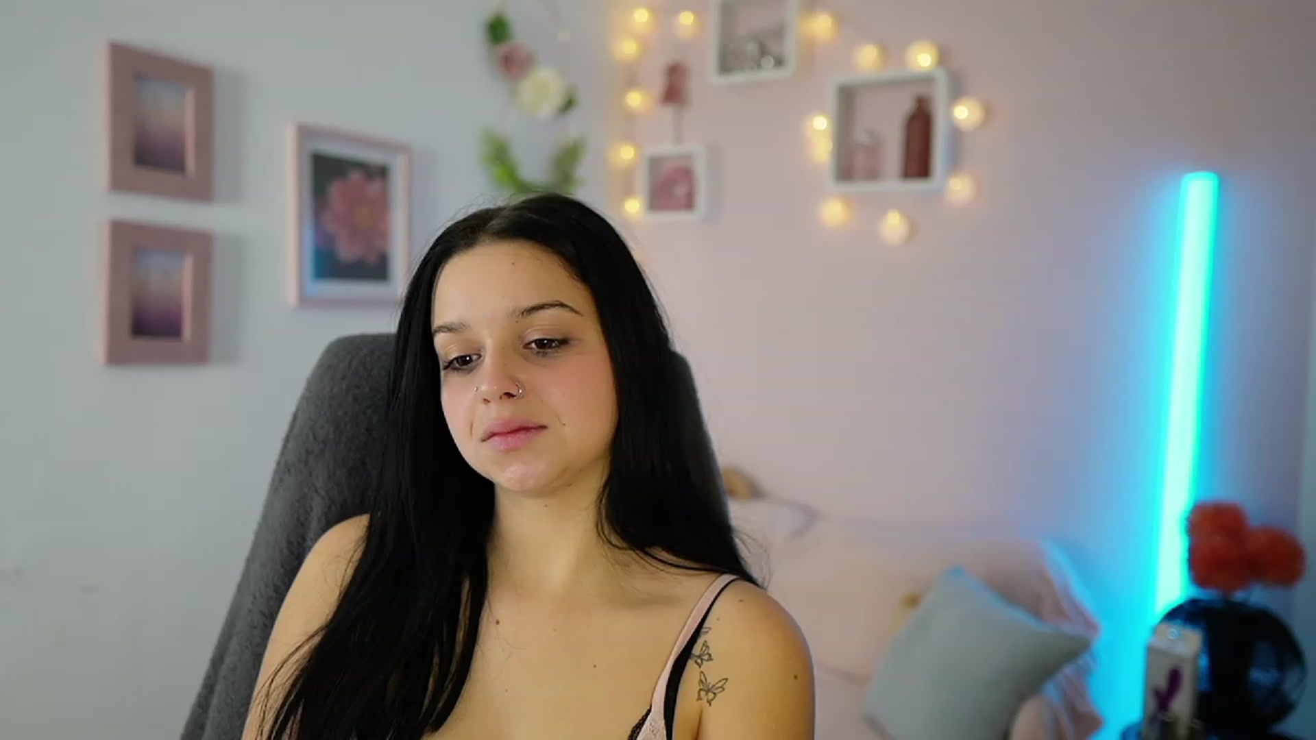 Gallery image thumbnail from Sola_Zola18's myfreecams stream on, 11/14/2023, 23:32 image 14 of 20